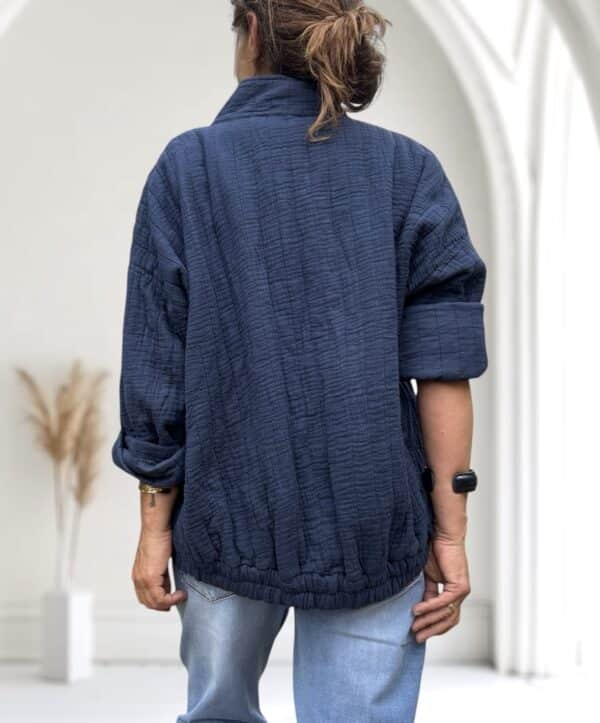 Veste matelassée légère en coton marine – Image 2