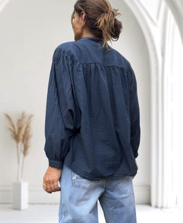Chemise ample marine en voile de coton Gigi – Image 4