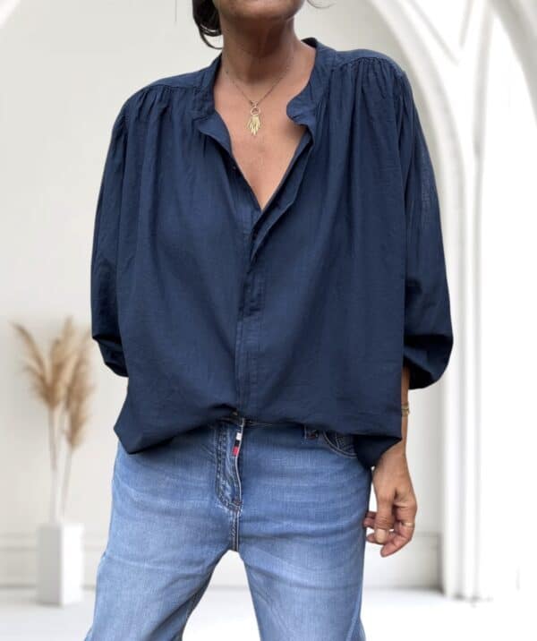 Chemise ample marine en voile de coton Gigi – Image 3