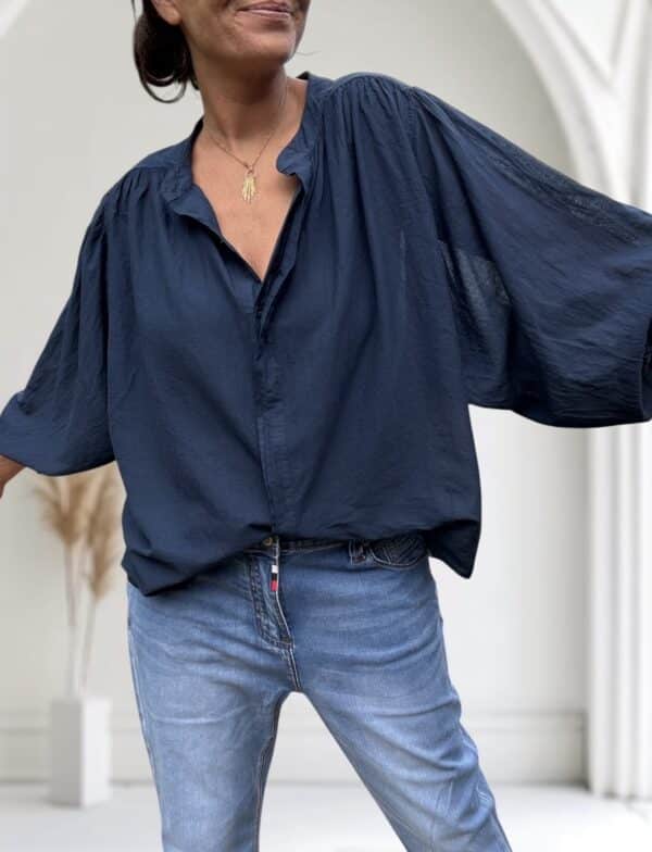 Chemise ample marine en voile de coton Gigi – Image 2