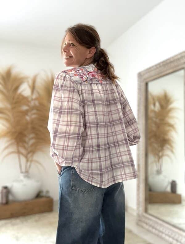 Chemise à carreaux lavande brodée au dos – Image 3