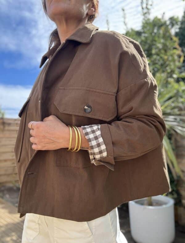 Veste ample en coton chocolat doublée à carreaux – Image 10