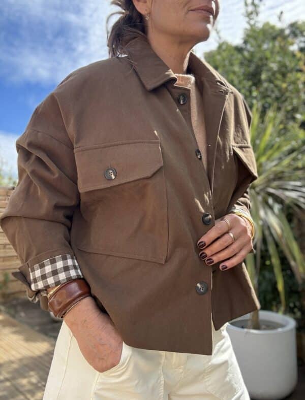 Veste ample en coton chocolat doublée à carreaux – Image 9