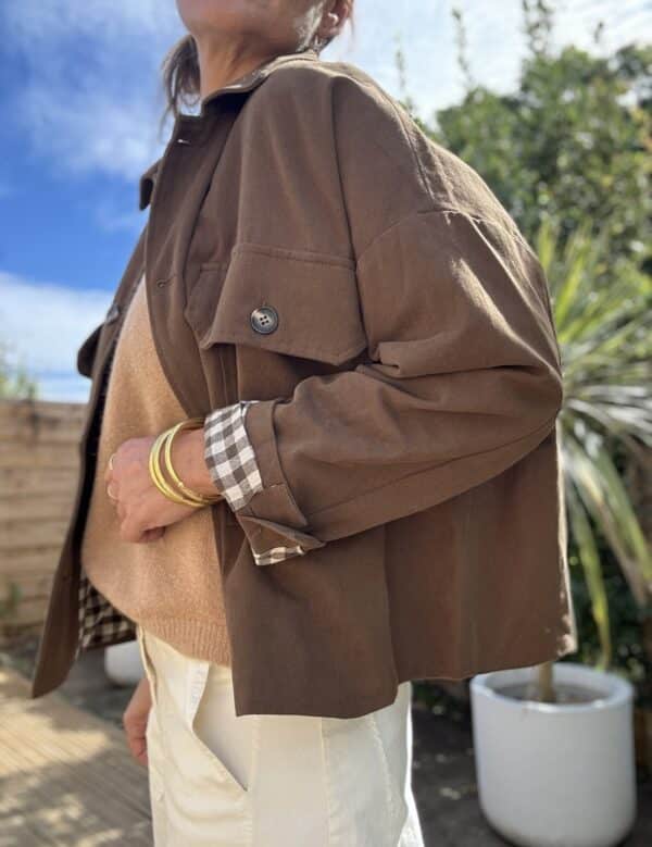 Veste ample en coton chocolat doublée à carreaux – Image 7