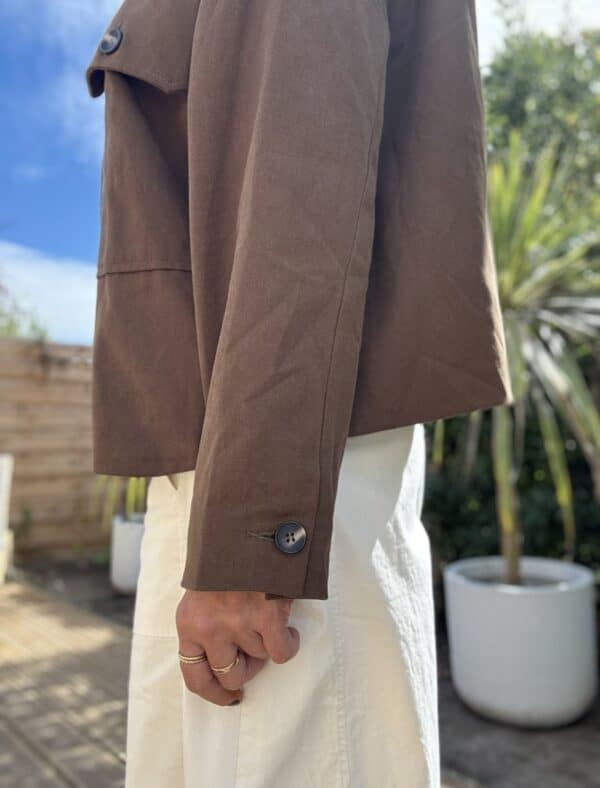 Veste ample en coton chocolat doublée à carreaux – Image 6
