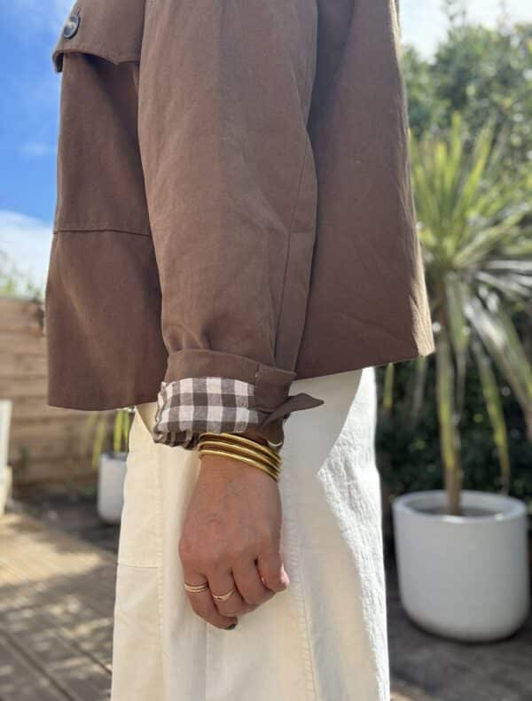 Veste ample en coton chocolat doublée à carreaux – Image 5