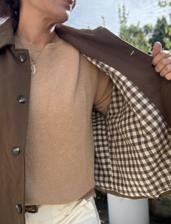 Veste ample en coton chocolat doublée à carreaux – Image 4