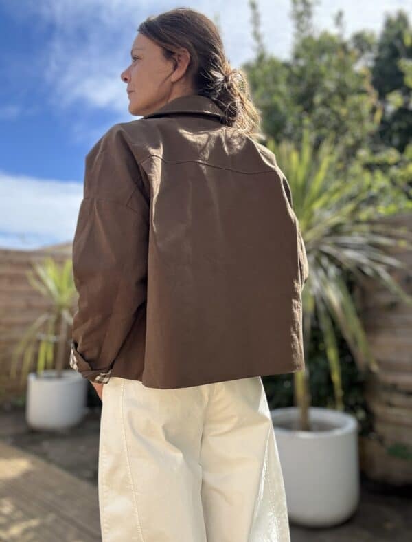 Veste ample en coton chocolat doublée à carreaux – Image 3