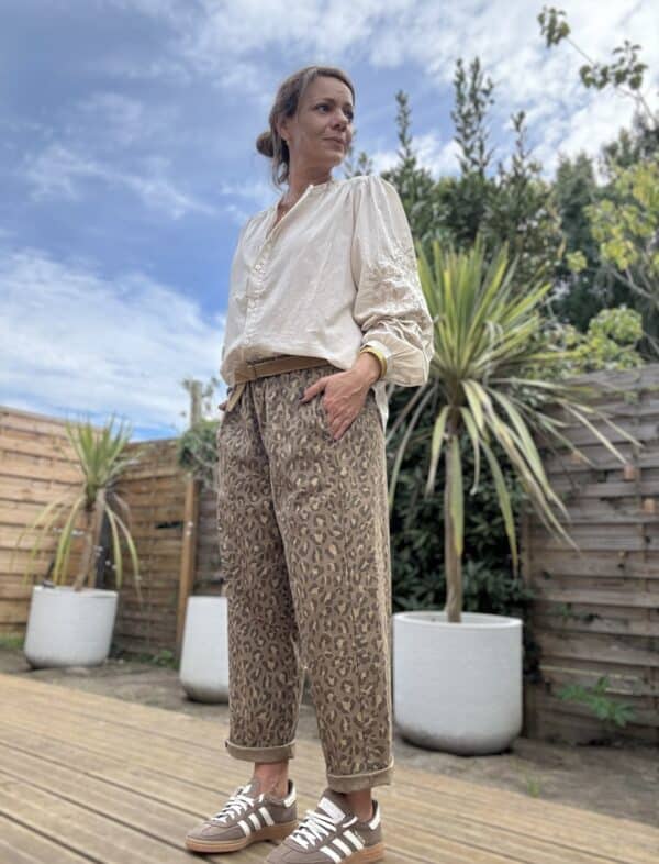 Pantalon léopard camel en coton – Image 7