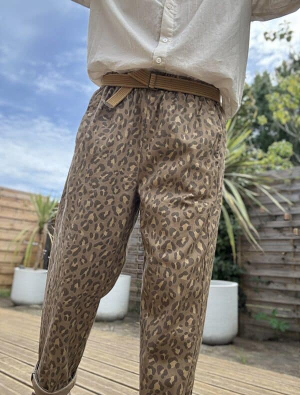 Pantalon léopard camel en coton – Image 5
