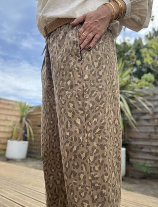 Pantalon léopard camel en coton – Image 4