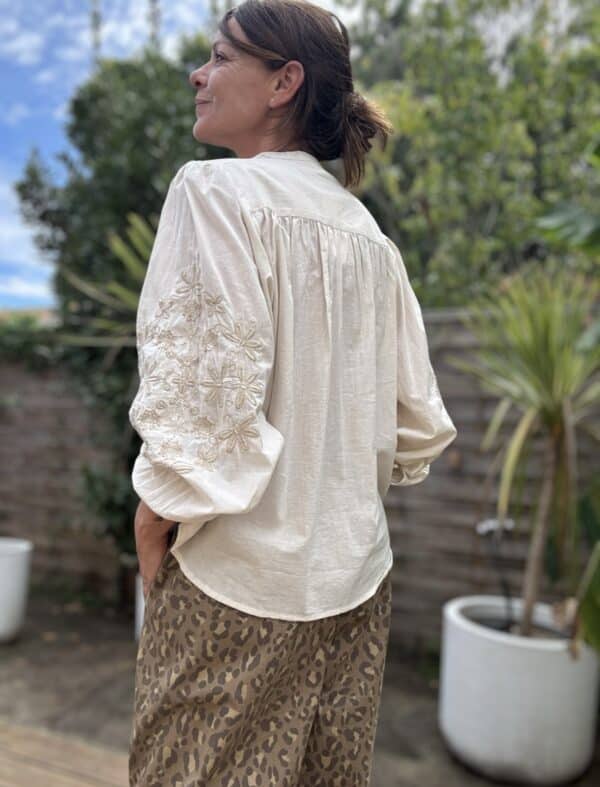 Chemise en voile de coton beige manches brodées – Image 4