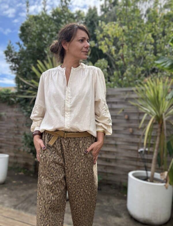 Chemise en voile de coton beige manches brodées – Image 3
