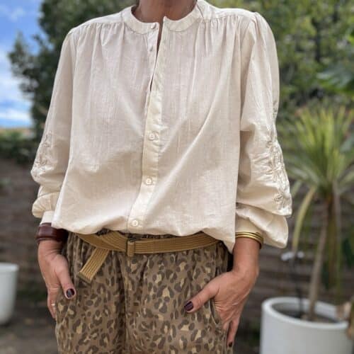 Chemise en voile de coton beige manches brodées