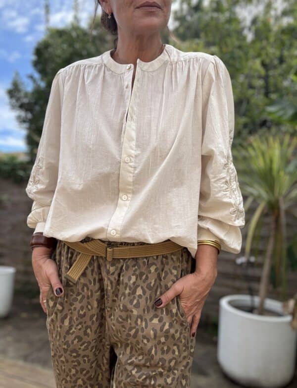 Chemise en voile de coton beige manches brodées – Image 2