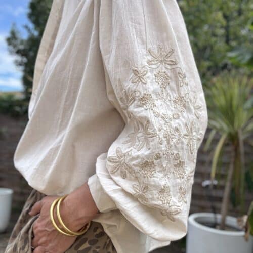 Chemise en voile de coton beige manches brodées