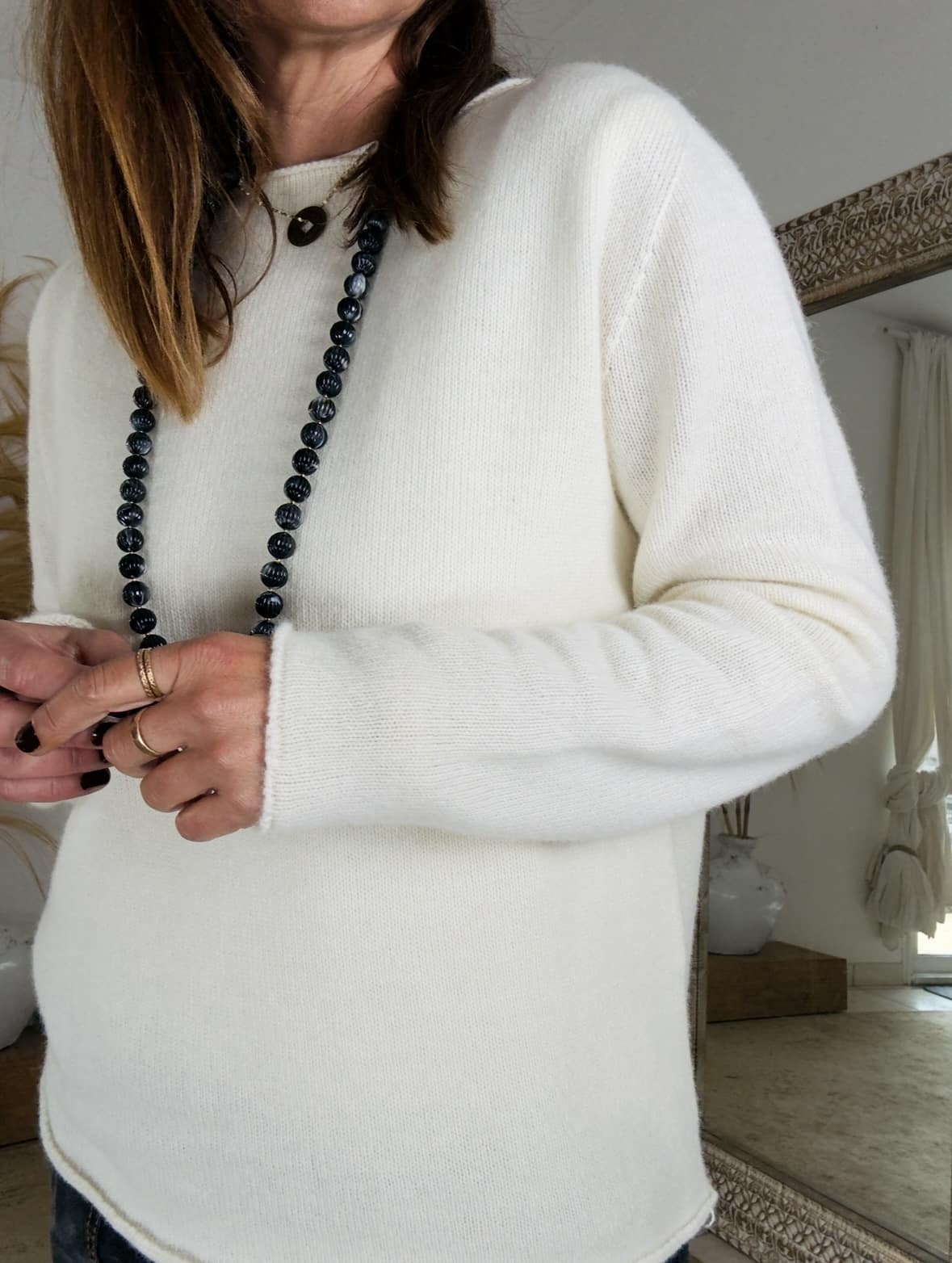 Élégance et douceur naturelle Le pull écru laine cachemire Intuition allie chaleur, légèreté et féminité. Fabriqué en Italie, il se distingue par la qualité de sa maille fine et douce. Sa coupe droite s’adapte parfaitement à la silhouette, sans être trop ample. Le col bateau met délicatement le port de tête en valeur, tout en gardant une allure simple et élégante. Les manches longues et les bords légèrement roulottés ajoutent une finition raffinée. Ce modèle intemporel se porte aisément du matin au soir, avec confort et style. Une matière noble et agréable Grâce à sa composition, ce pull écru laine cachemire offre un toucher moelleux et une chaleur douce. Il contient 45 % de laine et 10 % de cachemire, un mélange idéal pour affronter la saison froide. La maille reste respirante et légère, garantissant un confort optimal toute la journée. Ce pull ne gratte pas et accompagne les mouvements avec aisance. Il convient à une taille unique (du 36 au 42). Vous pouvez le porter seul ou sur une chemise, selon vos envies. L’accord parfait pour l’automne Pour un look chic et harmonieux, associez le pull écru Intuition au pantalon Intuition coloris chocolat foncé. Les tons neutres se marient parfaitement et créent une silhouette douce, élégante et automnale. Ce pull deviendra sans doute une pièce essentielle de votre dressing. À la fois chaud, raffiné et facile à porter, il incarne la simplicité italienne et la douceur de la saison.