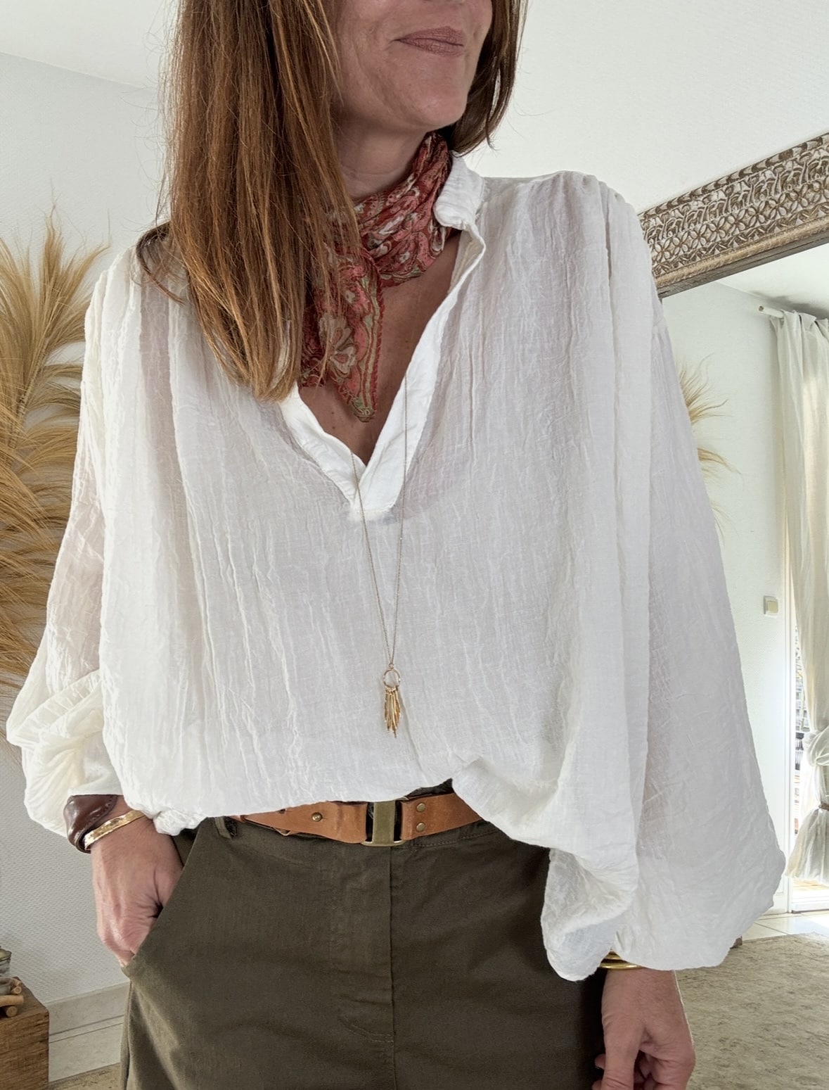 Blouse oversize écrue femme – Intuition La blouse Intuition écrue est un essentiel chic et fluide, parfait pour la mi-saison. Sa coupe oversize offre liberté et confort, tandis que son col V et ses manches boutonnées apportent une touche féminine raffinée. Une matière légère et texturée Principalement composée de coton avec une touche de polyester, la blouse écrue est légère, agréable et fluide. Son aspect légèrement gaufré lui donne un charme unique et naturel. Fabrication italienne et style polyvalent Fabriquée en Italie, cette blouse reflète le savoir-faire et l’élégance à l’italienne. Sa taille unique (38 à 44) s’adapte à toutes les silhouettes. Associez-la au pantalon Intuition camel, chocolat ou agave pour un look harmonieux et plein de douceur. Plus de douceur, plus de style, plus d’Intuition 🤍