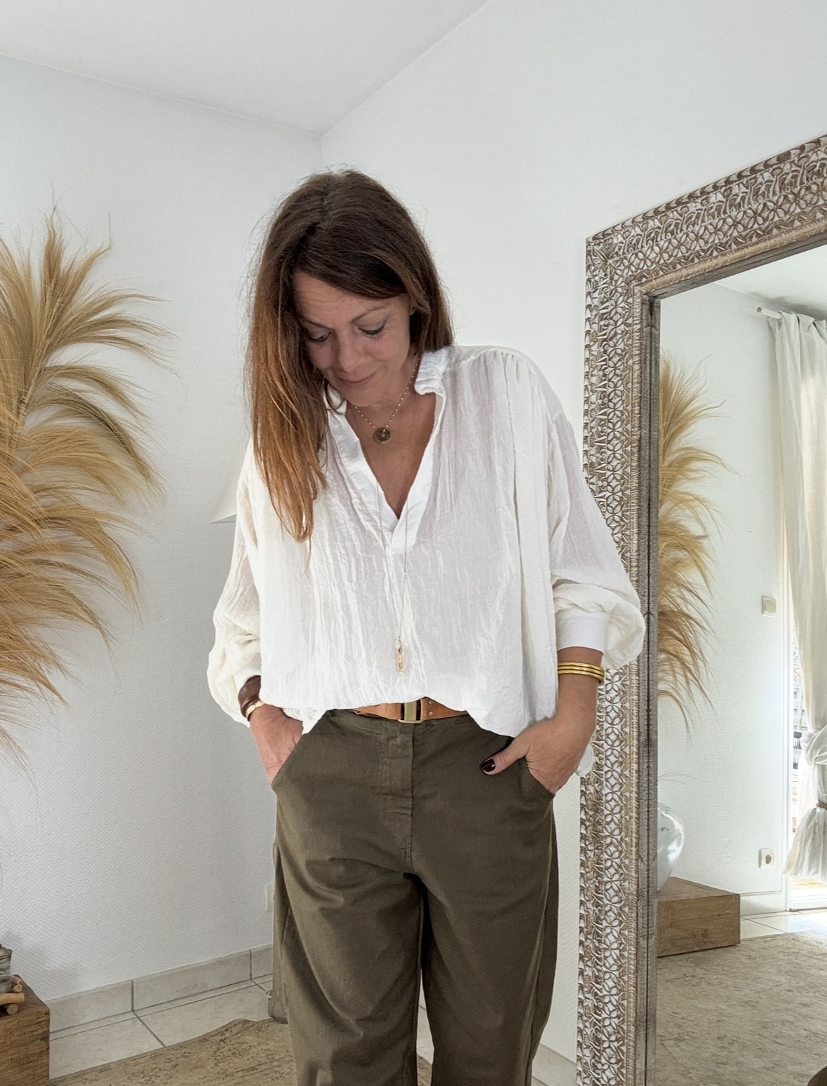 Blouse oversize écrue femme – Intuition La blouse Intuition écrue est un essentiel chic et fluide, parfait pour la mi-saison. Sa coupe oversize offre liberté et confort, tandis que son col V et ses manches boutonnées apportent une touche féminine raffinée. Une matière légère et texturée Principalement composée de coton avec une touche de polyester, la blouse écrue est légère, agréable et fluide. Son aspect légèrement gaufré lui donne un charme unique et naturel. Fabrication italienne et style polyvalent Fabriquée en Italie, cette blouse reflète le savoir-faire et l’élégance à l’italienne. Sa taille unique (38 à 44) s’adapte à toutes les silhouettes. Associez-la au pantalon Intuition camel, chocolat ou agave pour un look harmonieux et plein de douceur. Plus de douceur, plus de style, plus d’Intuition 🤍