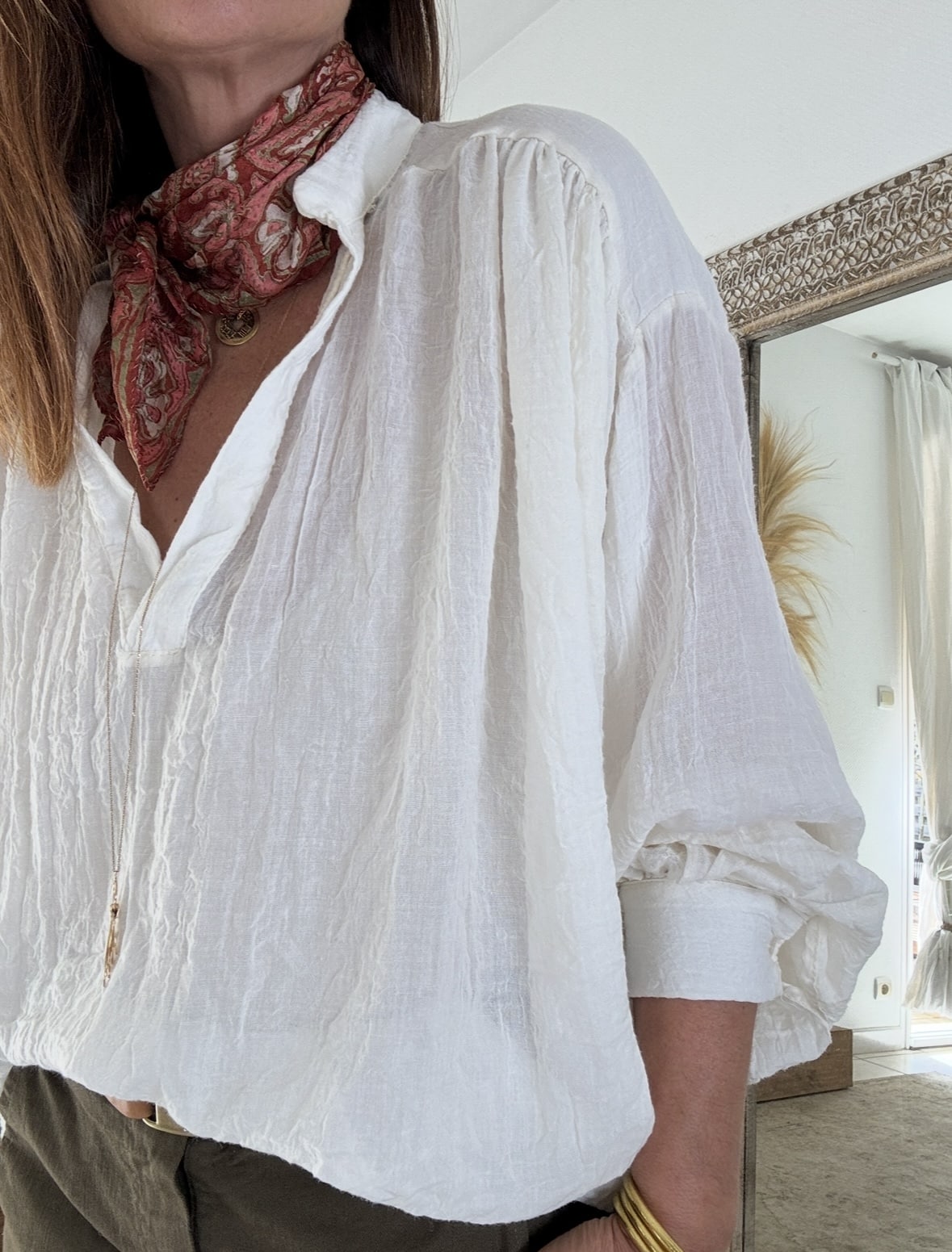Blouse oversize écrue femme – Intuition La blouse Intuition écrue est un essentiel chic et fluide, parfait pour la mi-saison. Sa coupe oversize offre liberté et confort, tandis que son col V et ses manches boutonnées apportent une touche féminine raffinée. Une matière légère et texturée Principalement composée de coton avec une touche de polyester, la blouse écrue est légère, agréable et fluide. Son aspect légèrement gaufré lui donne un charme unique et naturel. Fabrication italienne et style polyvalent Fabriquée en Italie, cette blouse reflète le savoir-faire et l’élégance à l’italienne. Sa taille unique (38 à 44) s’adapte à toutes les silhouettes. Associez-la au pantalon Intuition camel, chocolat ou agave pour un look harmonieux et plein de douceur. Plus de douceur, plus de style, plus d’Intuition 🤍
