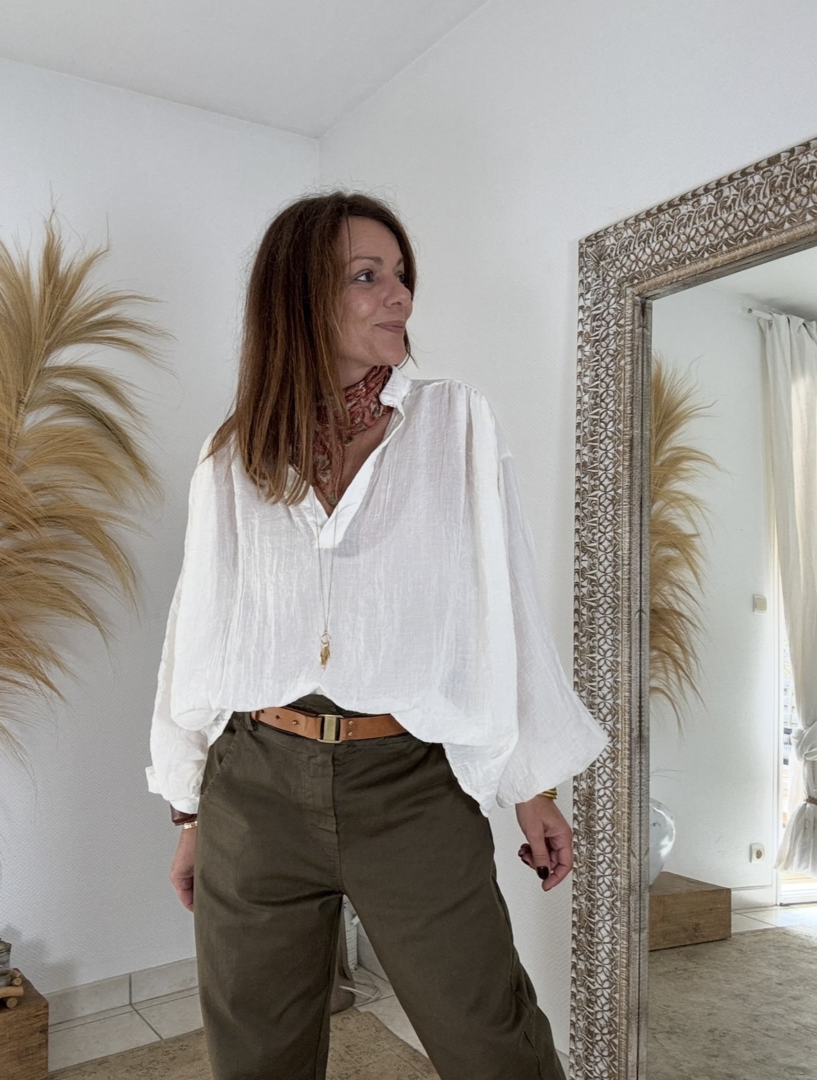 Blouse oversize écrue femme – Intuition La blouse Intuition écrue est un essentiel chic et fluide, parfait pour la mi-saison. Sa coupe oversize offre liberté et confort, tandis que son col V et ses manches boutonnées apportent une touche féminine raffinée. Une matière légère et texturée Principalement composée de coton avec une touche de polyester, la blouse écrue est légère, agréable et fluide. Son aspect légèrement gaufré lui donne un charme unique et naturel. Fabrication italienne et style polyvalent Fabriquée en Italie, cette blouse reflète le savoir-faire et l’élégance à l’italienne. Sa taille unique (38 à 44) s’adapte à toutes les silhouettes. Associez-la au pantalon Intuition camel, chocolat ou agave pour un look harmonieux et plein de douceur. Plus de douceur, plus de style, plus d’Intuition 🤍