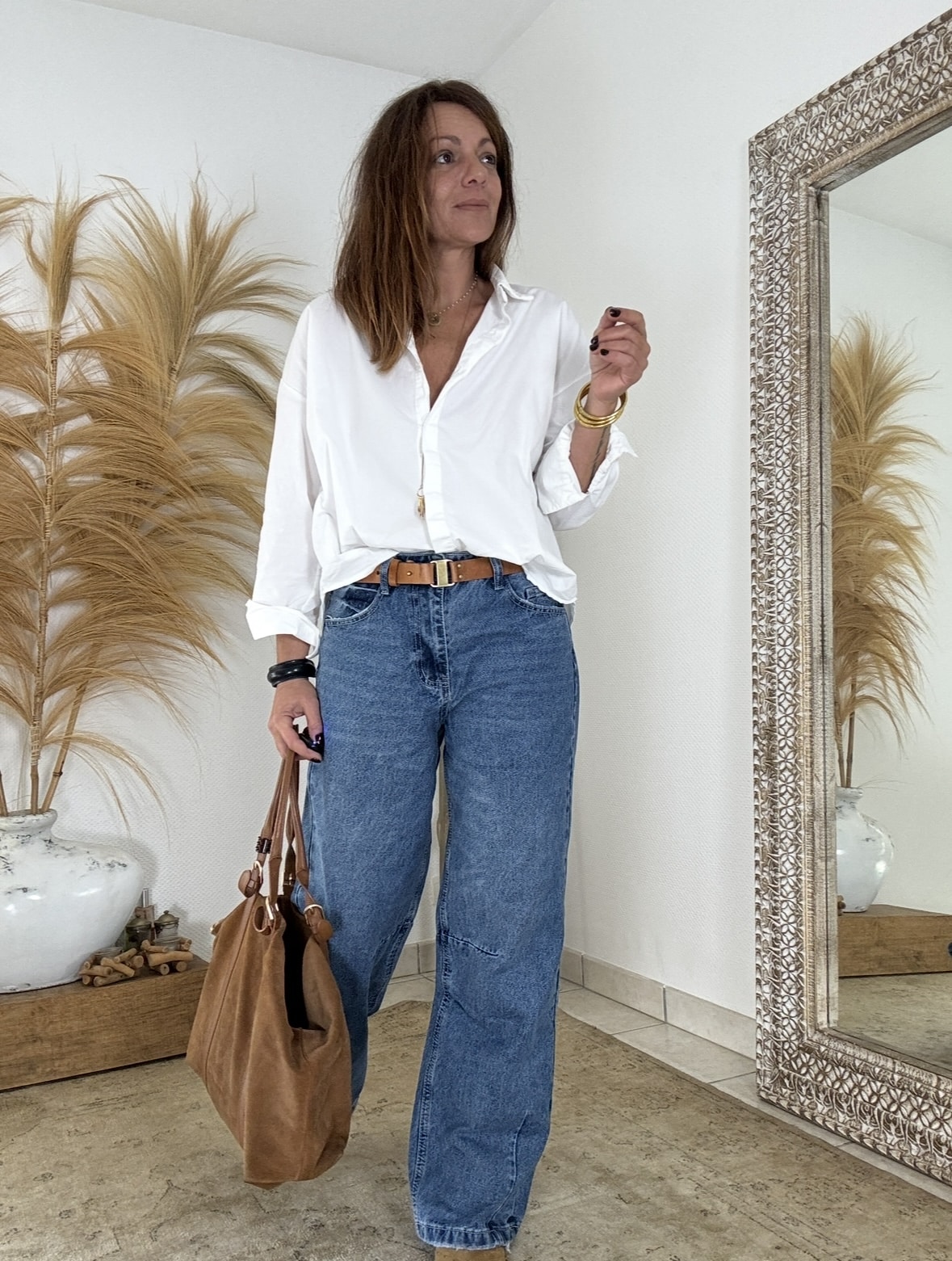 Élégance naturelle et confort absolu La chemise blanche coton oversize Intuition combine douceur, style et liberté de mouvement. Fabriquée en coton respirant, elle promet un confort idéal au quotidien. Sa coupe ample souligne une allure féminine et décontractée. Les manches longues se ferment par un bouton délicat, ajoutant une touche raffinée. Grâce à sa forme fluide, cette chemise s’adapte facilement à votre morphologie. Elle convient parfaitement aux tailles 38 à 42. Une coupe oversize pleine d’aisance Avec sa petite ouverture discrète sur les côtés, la chemise blanche coton oversize laisse le corps respirer. Elle accompagne chaque mouvement avec légèreté. Son col chemise classique structure le look, sans perdre cette touche de douceur que l’on aime tant. Portée ouverte sur un débardeur, ou boutonnée pour un effet plus habillé, elle s’adapte à chaque style. Vous pouvez la porter seule ou la glisser dans un pantalon pour marquer la taille. Des associations harmonieuses La chemise blanche Intuition s’accorde parfaitement avec le pantalon Intuition, disponible en vert agave, camel ou chocolat foncé. Ensemble, ils forment un duo élégant et moderne. Les teintes naturelles se complètent avec équilibre pour un look bohème chic. Grâce à son design intemporel, cette chemise devient un indispensable de votre dressing. Elle se porte aussi bien en semaine qu’en week-end, toujours avec grâce et simplicité.