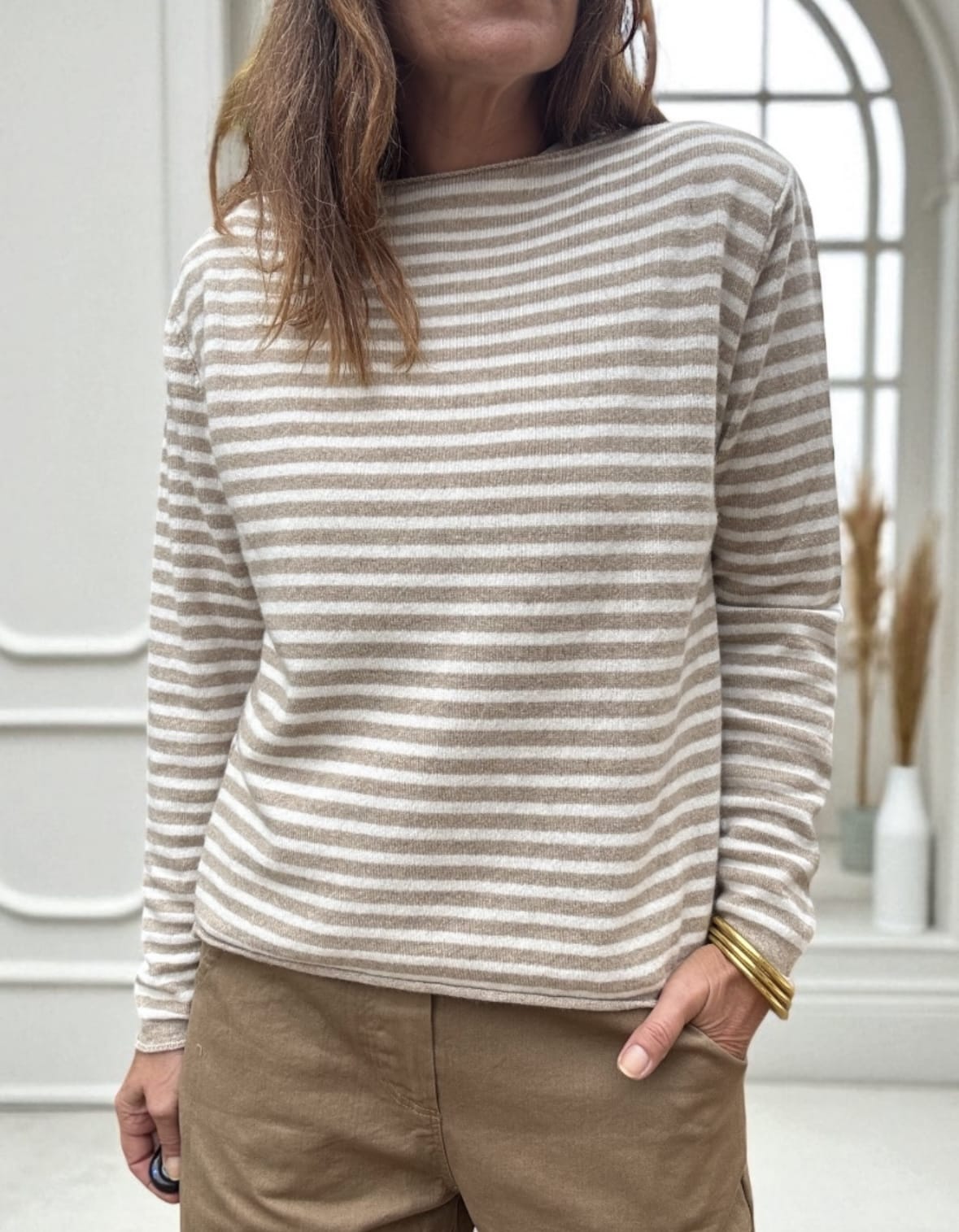 Pull Intuition – Douceur, style et savoir-faire italien Le pull Intuition rayé associe cachemire et laine pour un confort exceptionnel. Sa maille fine et légère apporte douceur et élégance. Une coupe fluide et féminine Sa coupe droite légèrement ample et son col bateau subliment toutes les silhouettes. Taille unique adaptée du 36 au 40. Deux coloris intemporels Rayé kaki et taupe pour une allure automnale. Rayé écru et camel pour une touche plus lumineuse. Des teintes naturelles qui s’accordent avec tout. Des associations parfaites Associez-le au pantalon Intuition camel pour un look doux et chic, ou au pantalon Intuition vert agave pour un contraste élégant. Qualité italienne et confort absolu Fabriqué en Italie, ce pull séduit par sa maille fine, son tombé fluide et son toucher délicat. Pourquoi on l’aime Maille douce en cachemire et laine Coupe droite légèrement ample Col bateau élégant Fabrication italienne Taille unique (36-40) Plus de douceur, plus de style, plus d’Intuition… tout simplement.