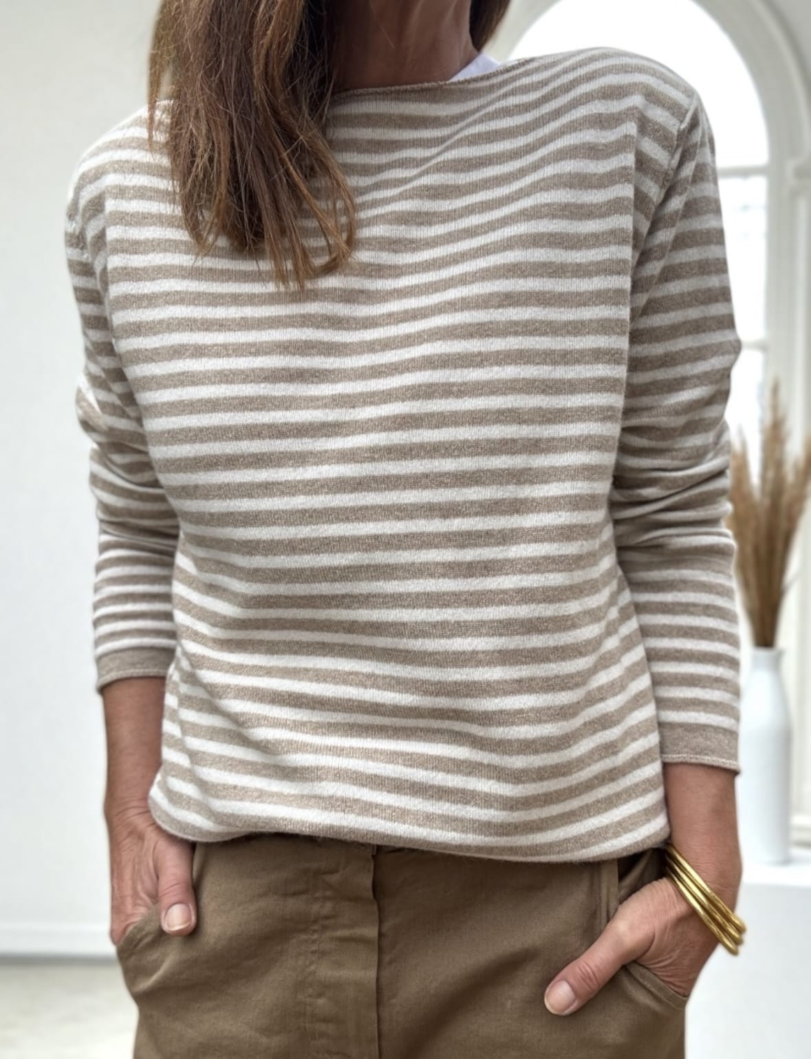 Pull Intuition – Douceur, style et savoir-faire italien Le pull Intuition rayé associe cachemire et laine pour un confort exceptionnel. Sa maille fine et légère apporte douceur et élégance. Une coupe fluide et féminine Sa coupe droite légèrement ample et son col bateau subliment toutes les silhouettes. Taille unique adaptée du 36 au 40. Deux coloris intemporels Rayé kaki et taupe pour une allure automnale. Rayé écru et camel pour une touche plus lumineuse. Des teintes naturelles qui s’accordent avec tout. Des associations parfaites Associez-le au pantalon Intuition camel pour un look doux et chic, ou au pantalon Intuition vert agave pour un contraste élégant. Qualité italienne et confort absolu Fabriqué en Italie, ce pull séduit par sa maille fine, son tombé fluide et son toucher délicat. Pourquoi on l’aime Maille douce en cachemire et laine Coupe droite légèrement ample Col bateau élégant Fabrication italienne Taille unique (36-40) Plus de douceur, plus de style, plus d’Intuition… tout simplement.