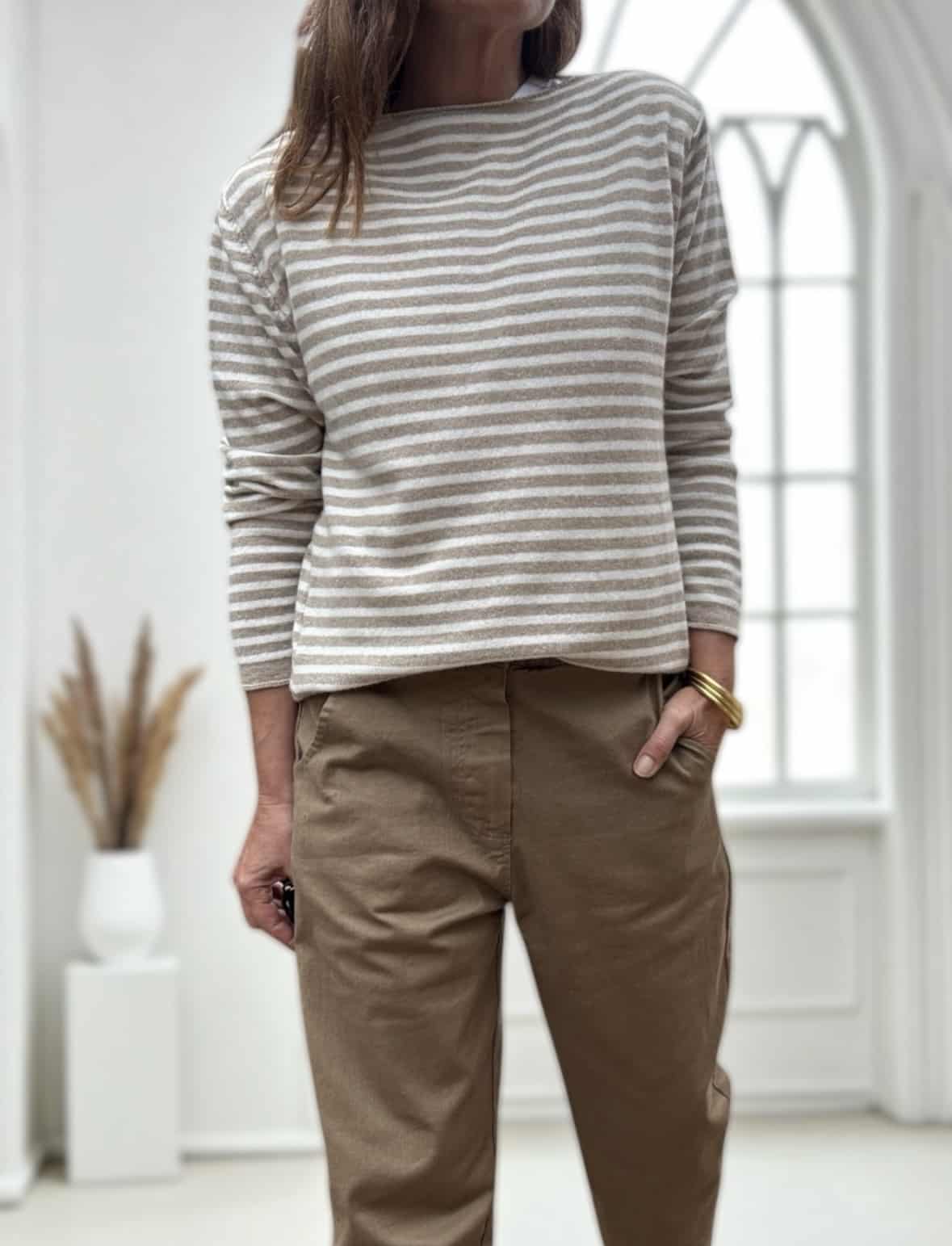 Pull Intuition – Douceur, style et savoir-faire italien Le pull Intuition rayé associe cachemire et laine pour un confort exceptionnel. Sa maille fine et légère apporte douceur et élégance. Une coupe fluide et féminine Sa coupe droite légèrement ample et son col bateau subliment toutes les silhouettes. Taille unique adaptée du 36 au 40. Deux coloris intemporels Rayé kaki et taupe pour une allure automnale. Rayé écru et camel pour une touche plus lumineuse. Des teintes naturelles qui s’accordent avec tout. Des associations parfaites Associez-le au pantalon Intuition camel pour un look doux et chic, ou au pantalon Intuition vert agave pour un contraste élégant. Qualité italienne et confort absolu Fabriqué en Italie, ce pull séduit par sa maille fine, son tombé fluide et son toucher délicat. Pourquoi on l’aime Maille douce en cachemire et laine Coupe droite légèrement ample Col bateau élégant Fabrication italienne Taille unique (36-40) Plus de douceur, plus de style, plus d’Intuition… tout simplement.