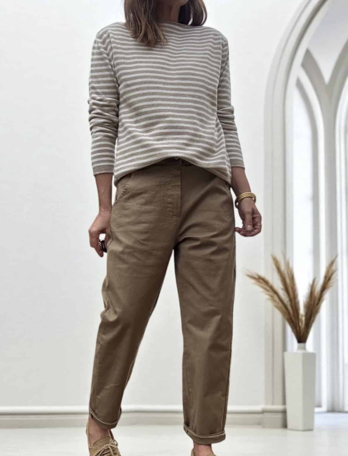 Pull Intuition – Douceur, style et savoir-faire italien Le pull Intuition rayé associe cachemire et laine pour un confort exceptionnel. Sa maille fine et légère apporte douceur et élégance. Une coupe fluide et féminine Sa coupe droite légèrement ample et son col bateau subliment toutes les silhouettes. Taille unique adaptée du 36 au 40. Deux coloris intemporels Rayé kaki et taupe pour une allure automnale. Rayé écru et camel pour une touche plus lumineuse. Des teintes naturelles qui s’accordent avec tout. Des associations parfaites Associez-le au pantalon Intuition camel pour un look doux et chic, ou au pantalon Intuition vert agave pour un contraste élégant. Qualité italienne et confort absolu Fabriqué en Italie, ce pull séduit par sa maille fine, son tombé fluide et son toucher délicat. Pourquoi on l’aime Maille douce en cachemire et laine Coupe droite légèrement ample Col bateau élégant Fabrication italienne Taille unique (36-40) Plus de douceur, plus de style, plus d’Intuition… tout simplement.