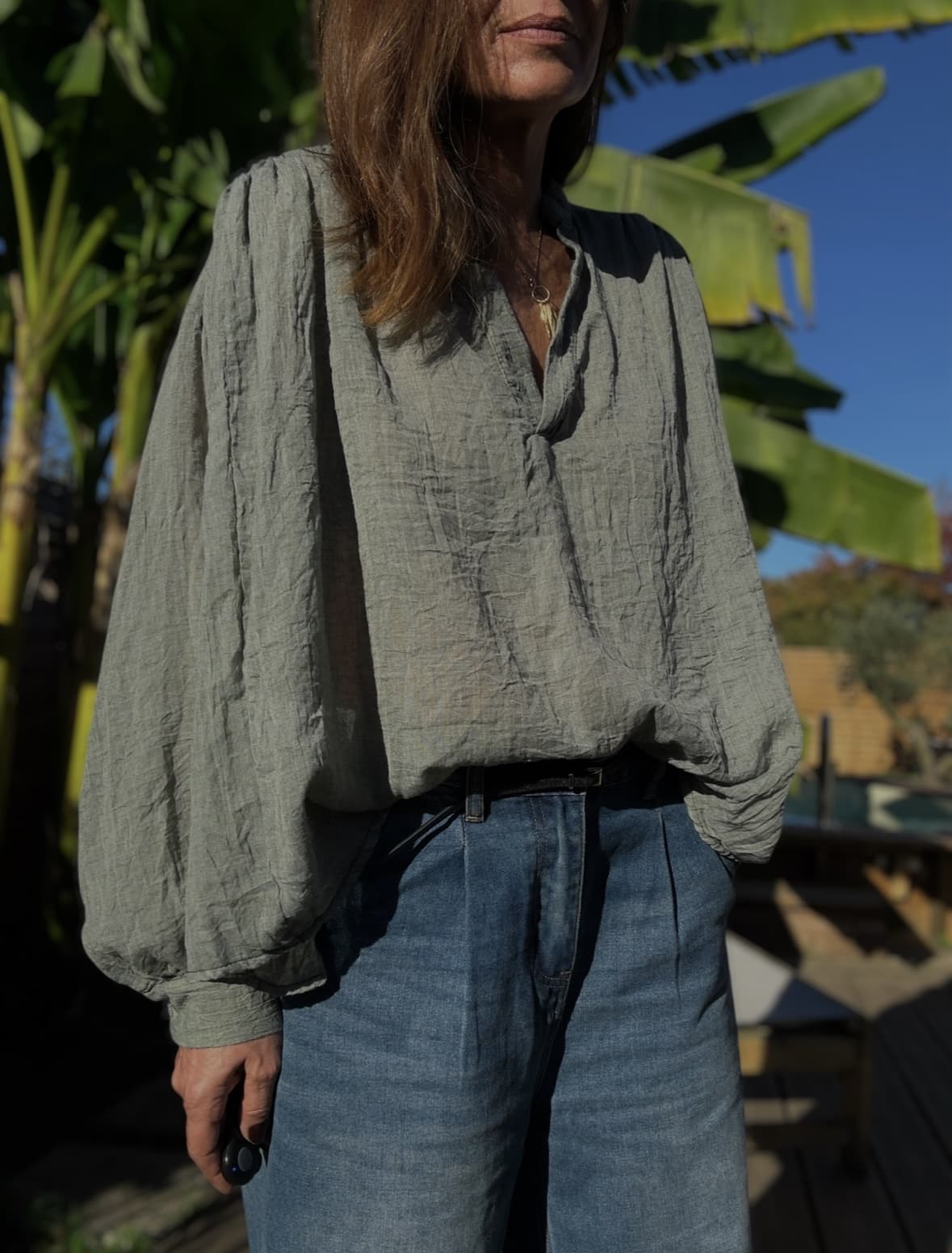 Blouse oversize kaki femme – Intuition Découvrez la blouse Intuition kaki, un essentiel fluide et élégant pour vos looks de saison. Sa coupe oversize moderne offre confort et allure décontractée. Son col V délicat et ses manches boutonnées apportent une touche de raffinement. Un tissu léger et raffiné Composée principalement de coton, avec une touche de polyester, cette blouse est légère, fluide et agréable à porter. Sa matière légèrement gaufrée lui donne un aspect unique et naturel. Fabrication italienne et coupe universelle Fabriquée en Italie, la blouse Intuition kaki reflète un savoir-faire de qualité. Sa taille unique (38 à 44) s’adapte facilement à différentes morphologies. Facile à porter, elle se marie parfaitement avec le jean Barrel Vanita. Plus de douceur, plus de style, plus d’Intuition 🌿
