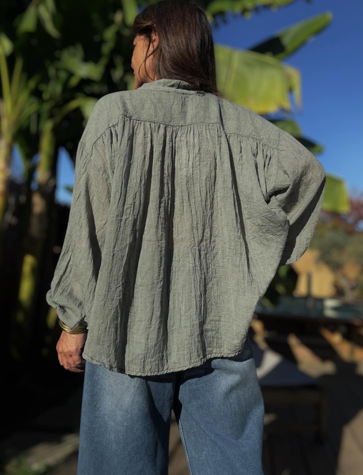 Blouse oversize kaki femme – Intuition Découvrez la blouse Intuition kaki, un essentiel fluide et élégant pour vos looks de saison. Sa coupe oversize moderne offre confort et allure décontractée. Son col V délicat et ses manches boutonnées apportent une touche de raffinement. Un tissu léger et raffiné Composée principalement de coton, avec une touche de polyester, cette blouse est légère, fluide et agréable à porter. Sa matière légèrement gaufrée lui donne un aspect unique et naturel. Fabrication italienne et coupe universelle Fabriquée en Italie, la blouse Intuition kaki reflète un savoir-faire de qualité. Sa taille unique (38 à 44) s’adapte facilement à différentes morphologies. Facile à porter, elle se marie parfaitement avec le jean Barrel Vanita. Plus de douceur, plus de style, plus d’Intuition 🌿