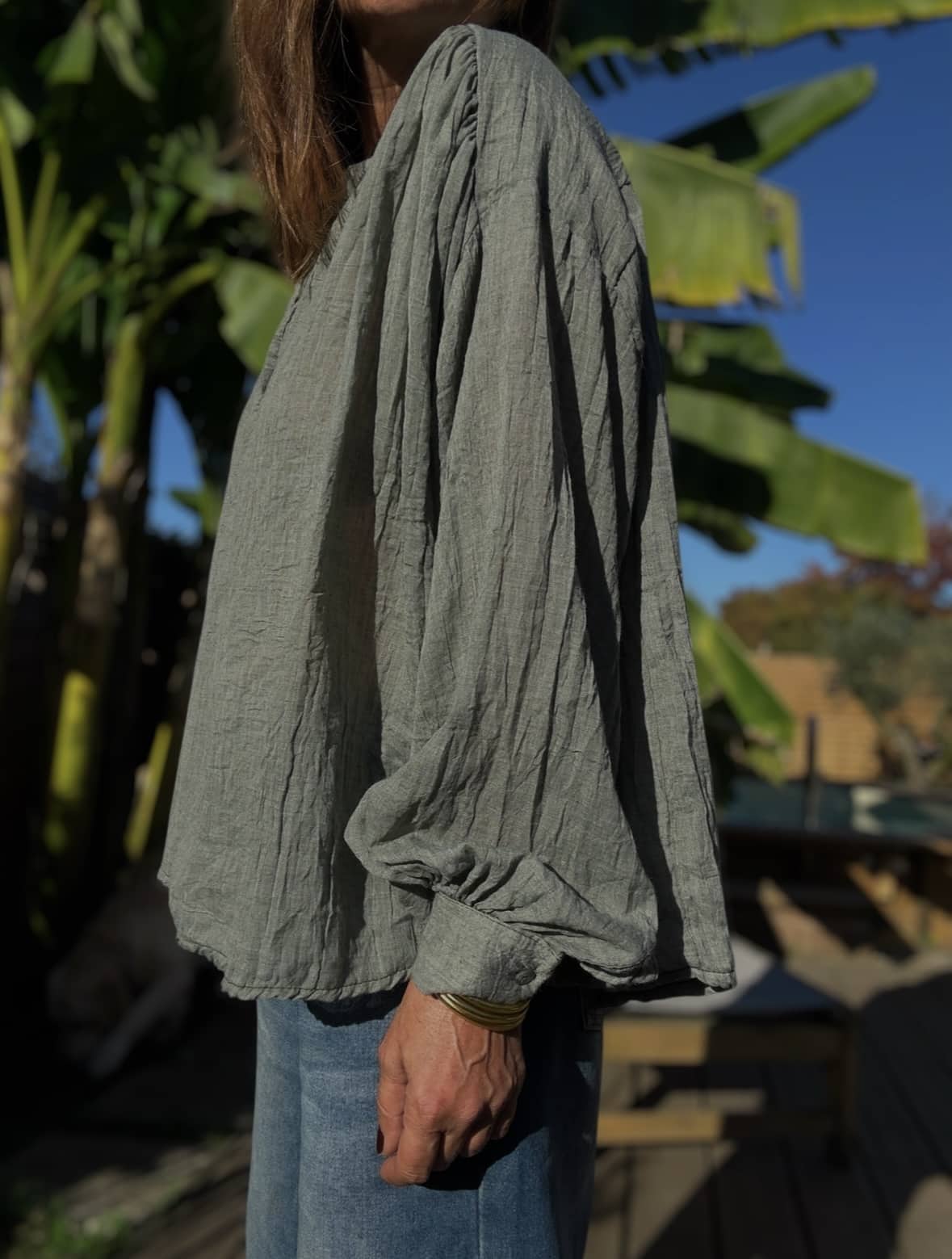 Blouse oversize kaki femme – Intuition Découvrez la blouse Intuition kaki, un essentiel fluide et élégant pour vos looks de saison. Sa coupe oversize moderne offre confort et allure décontractée. Son col V délicat et ses manches boutonnées apportent une touche de raffinement. Un tissu léger et raffiné Composée principalement de coton, avec une touche de polyester, cette blouse est légère, fluide et agréable à porter. Sa matière légèrement gaufrée lui donne un aspect unique et naturel. Fabrication italienne et coupe universelle Fabriquée en Italie, la blouse Intuition kaki reflète un savoir-faire de qualité. Sa taille unique (38 à 44) s’adapte facilement à différentes morphologies. Facile à porter, elle se marie parfaitement avec le jean Barrel Vanita. Plus de douceur, plus de style, plus d’Intuition 🌿