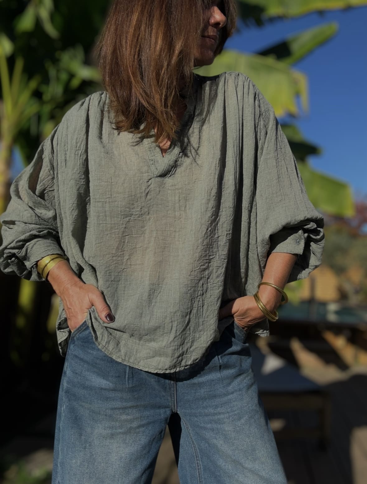 Blouse oversize kaki femme – Intuition Découvrez la blouse Intuition kaki, un essentiel fluide et élégant pour vos looks de saison. Sa coupe oversize moderne offre confort et allure décontractée. Son col V délicat et ses manches boutonnées apportent une touche de raffinement. Un tissu léger et raffiné Composée principalement de coton, avec une touche de polyester, cette blouse est légère, fluide et agréable à porter. Sa matière légèrement gaufrée lui donne un aspect unique et naturel. Fabrication italienne et coupe universelle Fabriquée en Italie, la blouse Intuition kaki reflète un savoir-faire de qualité. Sa taille unique (38 à 44) s’adapte facilement à différentes morphologies. Facile à porter, elle se marie parfaitement avec le jean Barrel Vanita. Plus de douceur, plus de style, plus d’Intuition 🌿