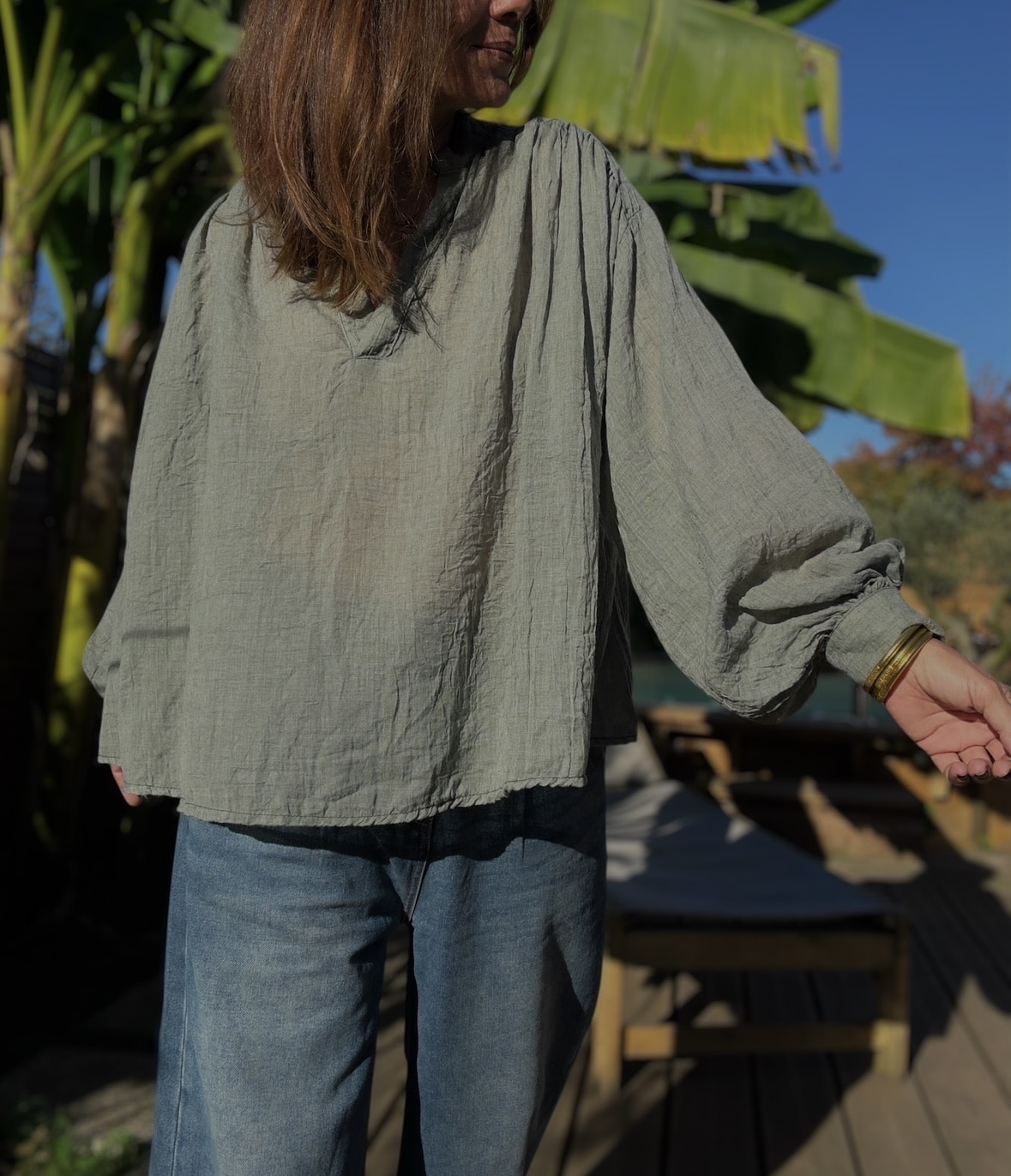 Blouse oversize kaki femme – Intuition Découvrez la blouse Intuition kaki, un essentiel fluide et élégant pour vos looks de saison. Sa coupe oversize moderne offre confort et allure décontractée. Son col V délicat et ses manches boutonnées apportent une touche de raffinement. Un tissu léger et raffiné Composée principalement de coton, avec une touche de polyester, cette blouse est légère, fluide et agréable à porter. Sa matière légèrement gaufrée lui donne un aspect unique et naturel. Fabrication italienne et coupe universelle Fabriquée en Italie, la blouse Intuition kaki reflète un savoir-faire de qualité. Sa taille unique (38 à 44) s’adapte facilement à différentes morphologies. Facile à porter, elle se marie parfaitement avec le jean Barrel Vanita. Plus de douceur, plus de style, plus d’Intuition 🌿