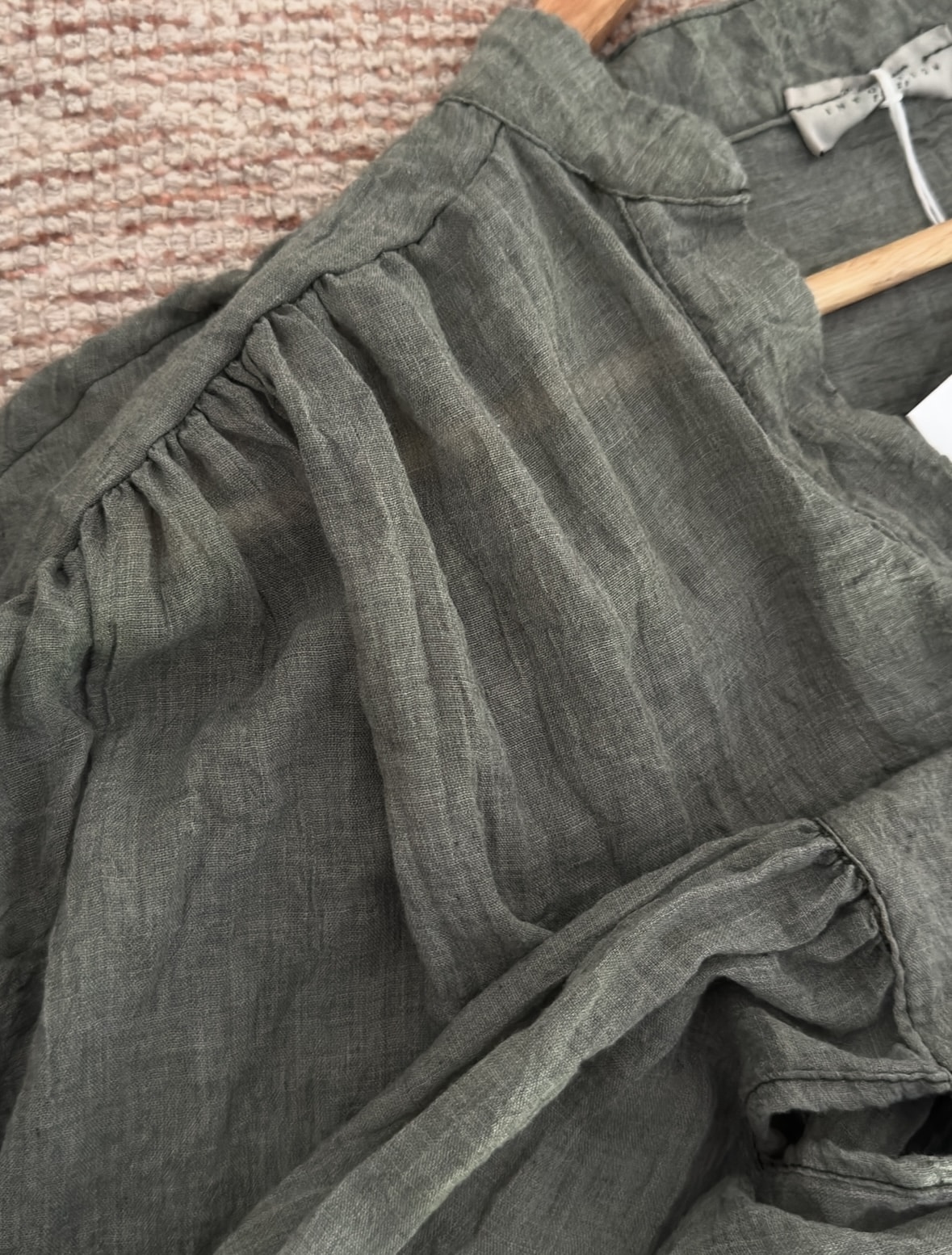 Blouse oversize kaki femme – Intuition Découvrez la blouse Intuition kaki, un essentiel fluide et élégant pour vos looks de saison. Sa coupe oversize moderne offre confort et allure décontractée. Son col V délicat et ses manches boutonnées apportent une touche de raffinement. Un tissu léger et raffiné Composée principalement de coton, avec une touche de polyester, cette blouse est légère, fluide et agréable à porter. Sa matière légèrement gaufrée lui donne un aspect unique et naturel. Fabrication italienne et coupe universelle Fabriquée en Italie, la blouse Intuition kaki reflète un savoir-faire de qualité. Sa taille unique (38 à 44) s’adapte facilement à différentes morphologies. Facile à porter, elle se marie parfaitement avec le jean Barrel Vanita. Plus de douceur, plus de style, plus d’Intuition 🌿