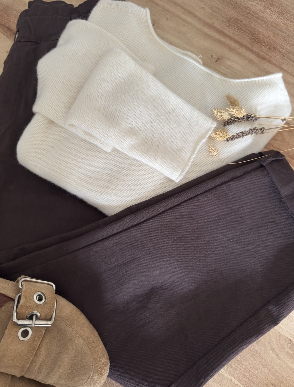 Élégance et douceur naturelle Le pull écru laine cachemire Intuition allie chaleur, légèreté et féminité. Fabriqué en Italie, il se distingue par la qualité de sa maille fine et douce. Sa coupe droite s’adapte parfaitement à la silhouette, sans être trop ample. Le col bateau met délicatement le port de tête en valeur, tout en gardant une allure simple et élégante. Les manches longues et les bords légèrement roulottés ajoutent une finition raffinée. Ce modèle intemporel se porte aisément du matin au soir, avec confort et style. Une matière noble et agréable Grâce à sa composition, ce pull écru laine cachemire offre un toucher moelleux et une chaleur douce. Il contient 45 % de laine et 10 % de cachemire, un mélange idéal pour affronter la saison froide. La maille reste respirante et légère, garantissant un confort optimal toute la journée. Ce pull ne gratte pas et accompagne les mouvements avec aisance. Il convient à une taille unique (du 36 au 42). Vous pouvez le porter seul ou sur une chemise, selon vos envies. L’accord parfait pour l’automne Pour un look chic et harmonieux, associez le pull écru Intuition au pantalon Intuition coloris chocolat foncé. Les tons neutres se marient parfaitement et créent une silhouette douce, élégante et automnale. Ce pull deviendra sans doute une pièce essentielle de votre dressing. À la fois chaud, raffiné et facile à porter, il incarne la simplicité italienne et la douceur de la saison.