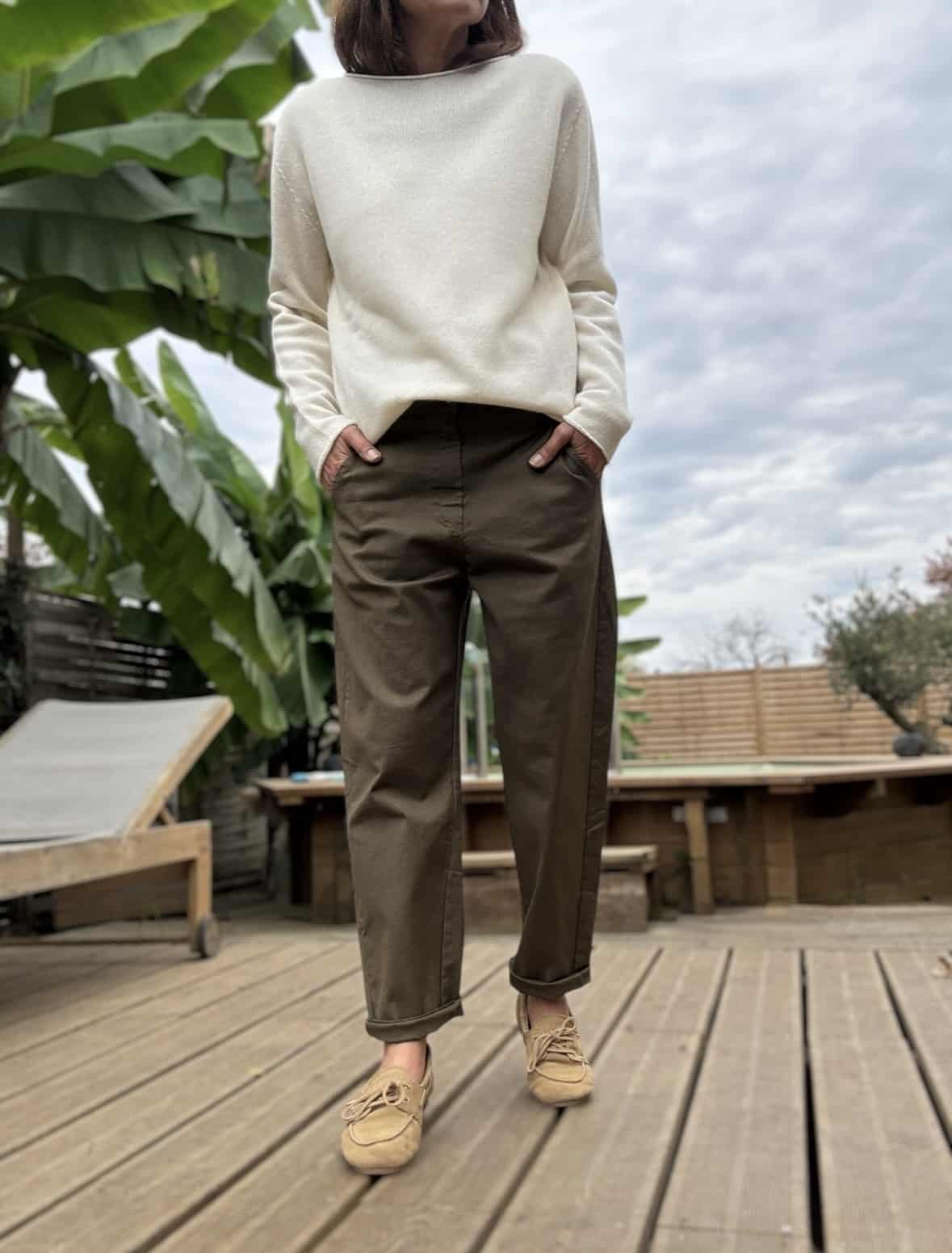 Élégance et douceur naturelle Le pull écru laine cachemire Intuition allie chaleur, légèreté et féminité. Fabriqué en Italie, il se distingue par la qualité de sa maille fine et douce. Sa coupe droite s’adapte parfaitement à la silhouette, sans être trop ample. Le col bateau met délicatement le port de tête en valeur, tout en gardant une allure simple et élégante. Les manches longues et les bords légèrement roulottés ajoutent une finition raffinée. Ce modèle intemporel se porte aisément du matin au soir, avec confort et style. Une matière noble et agréable Grâce à sa composition, ce pull écru laine cachemire offre un toucher moelleux et une chaleur douce. Il contient 45 % de laine et 10 % de cachemire, un mélange idéal pour affronter la saison froide. La maille reste respirante et légère, garantissant un confort optimal toute la journée. Ce pull ne gratte pas et accompagne les mouvements avec aisance. Il convient à une taille unique (du 36 au 42). Vous pouvez le porter seul ou sur une chemise, selon vos envies. L’accord parfait pour l’automne Pour un look chic et harmonieux, associez le pull écru Intuition au pantalon Intuition coloris chocolat foncé. Les tons neutres se marient parfaitement et créent une silhouette douce, élégante et automnale. Ce pull deviendra sans doute une pièce essentielle de votre dressing. À la fois chaud, raffiné et facile à porter, il incarne la simplicité italienne et la douceur de la saison.