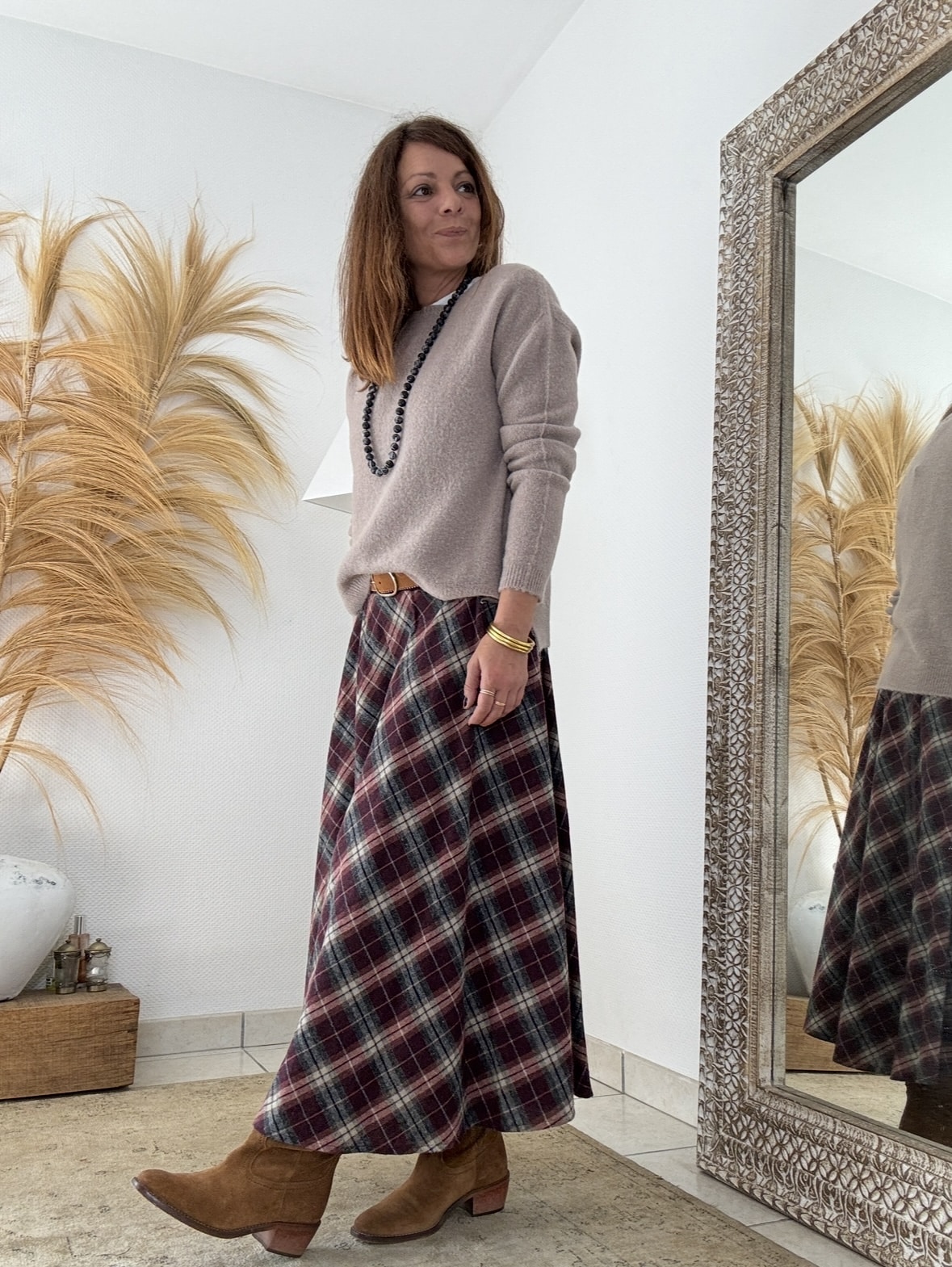 Élégance écossaise et charme bohème chic La jupe ANNA Johanna Paris séduit par son allure raffinée et naturelle. Confectionnée dans un tissu écossais Bordeaux, elle capture l’esprit bohème chic dans toute sa splendeur. Ses tons chauds et lumineux apportent caractère et douceur à chaque silhouette. Grâce à sa matière fluide, cette jupe suit le mouvement du corps avec légèreté et élégance. Son toucher laineux procure immédiatement une sensation de confort et de douceur. Aussi agréable qu’une laine légère, le tissu reste respirant et souple. La composition équilibrée en 80 % coton et 20 % polyester assure une tenue impeccable, même après lavage. Elle se porte facilement toute la journée, sans perdre sa forme ni son éclat. Une coupe féminine et confortable La taille élastique s’ajuste naturellement pour un maintien souple et agréable. Cette finition discrète sublime la taille sans la comprimer. La coupe longue, qui descend jusqu’à la cheville, allonge la silhouette et crée un effet élancé. Grâce à sa fluidité, la jupe ANNA épouse les formes sans les marquer, pour un tombé féminin et gracieux. De plus, sa taille unique (36 à 40) la rend facile à porter par de nombreuses morphologies. Polyvalente et élégante, elle s’adapte à tous les styles. Associée à une chemise fluide ou à un pull doux, elle compose un look bohème chic parfait pour l’automne et l’hiver. Une pièce phare de l’esprit Les Marques de Lilo La jupe ANNA s’accorde merveilleusement avec les teintes naturelles et les matières douces. Portez-la, par exemple, avec la chemise Namasté à carreaux Bordeaux ou la veste Lénaïc pour une allure harmonieuse. Elle incarne la philosophie de Les Marques de Lilo : une mode féminine, fluide et authentique, où chaque détail compte. Cette jupe longue écossaise devient rapidement une pièce essentielle du dressing bohème chic. À la fois douce, légère et pleine de caractère, elle conjugue confort, élégance et simplicité naturelle.