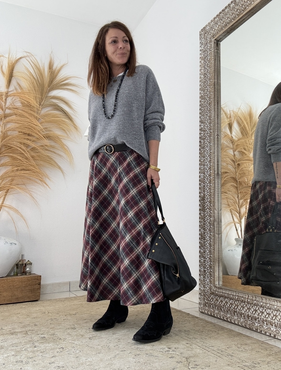 Élégance écossaise et charme bohème chic La jupe ANNA Johanna Paris séduit par son allure raffinée et naturelle. Confectionnée dans un tissu écossais Bordeaux, elle capture l’esprit bohème chic dans toute sa splendeur. Ses tons chauds et lumineux apportent caractère et douceur à chaque silhouette. Grâce à sa matière fluide, cette jupe suit le mouvement du corps avec légèreté et élégance. Son toucher laineux procure immédiatement une sensation de confort et de douceur. Aussi agréable qu’une laine légère, le tissu reste respirant et souple. La composition équilibrée en 80 % coton et 20 % polyester assure une tenue impeccable, même après lavage. Elle se porte facilement toute la journée, sans perdre sa forme ni son éclat. Une coupe féminine et confortable La taille élastique s’ajuste naturellement pour un maintien souple et agréable. Cette finition discrète sublime la taille sans la comprimer. La coupe longue, qui descend jusqu’à la cheville, allonge la silhouette et crée un effet élancé. Grâce à sa fluidité, la jupe ANNA épouse les formes sans les marquer, pour un tombé féminin et gracieux. De plus, sa taille unique (36 à 40) la rend facile à porter par de nombreuses morphologies. Polyvalente et élégante, elle s’adapte à tous les styles. Associée à une chemise fluide ou à un pull doux, elle compose un look bohème chic parfait pour l’automne et l’hiver. Une pièce phare de l’esprit Les Marques de Lilo La jupe ANNA s’accorde merveilleusement avec les teintes naturelles et les matières douces. Portez-la, par exemple, avec la chemise Namasté à carreaux Bordeaux ou la veste Lénaïc pour une allure harmonieuse. Elle incarne la philosophie de Les Marques de Lilo : une mode féminine, fluide et authentique, où chaque détail compte. Cette jupe longue écossaise devient rapidement une pièce essentielle du dressing bohème chic. À la fois douce, légère et pleine de caractère, elle conjugue confort, élégance et simplicité naturelle.