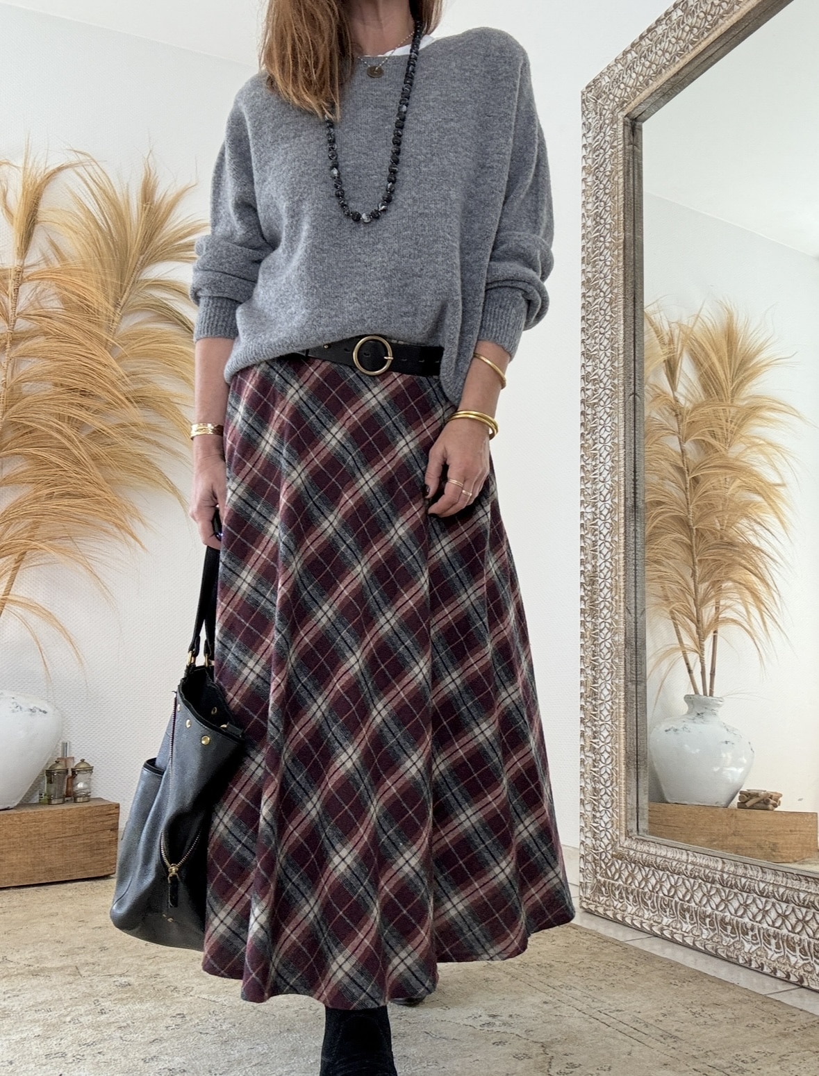 Élégance écossaise et charme bohème chic La jupe ANNA Johanna Paris séduit par son allure raffinée et naturelle. Confectionnée dans un tissu écossais Bordeaux, elle capture l’esprit bohème chic dans toute sa splendeur. Ses tons chauds et lumineux apportent caractère et douceur à chaque silhouette. Grâce à sa matière fluide, cette jupe suit le mouvement du corps avec légèreté et élégance. Son toucher laineux procure immédiatement une sensation de confort et de douceur. Aussi agréable qu’une laine légère, le tissu reste respirant et souple. La composition équilibrée en 80 % coton et 20 % polyester assure une tenue impeccable, même après lavage. Elle se porte facilement toute la journée, sans perdre sa forme ni son éclat. Une coupe féminine et confortable La taille élastique s’ajuste naturellement pour un maintien souple et agréable. Cette finition discrète sublime la taille sans la comprimer. La coupe longue, qui descend jusqu’à la cheville, allonge la silhouette et crée un effet élancé. Grâce à sa fluidité, la jupe ANNA épouse les formes sans les marquer, pour un tombé féminin et gracieux. De plus, sa taille unique (36 à 40) la rend facile à porter par de nombreuses morphologies. Polyvalente et élégante, elle s’adapte à tous les styles. Associée à une chemise fluide ou à un pull doux, elle compose un look bohème chic parfait pour l’automne et l’hiver. Une pièce phare de l’esprit Les Marques de Lilo La jupe ANNA s’accorde merveilleusement avec les teintes naturelles et les matières douces. Portez-la, par exemple, avec la chemise Namasté à carreaux Bordeaux ou la veste Lénaïc pour une allure harmonieuse. Elle incarne la philosophie de Les Marques de Lilo : une mode féminine, fluide et authentique, où chaque détail compte. Cette jupe longue écossaise devient rapidement une pièce essentielle du dressing bohème chic. À la fois douce, légère et pleine de caractère, elle conjugue confort, élégance et simplicité naturelle.