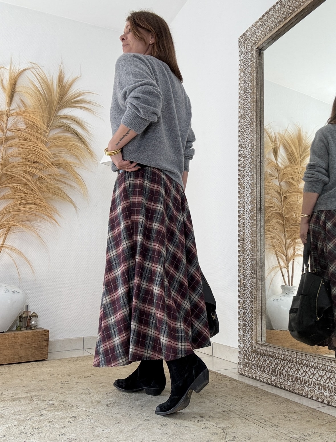 Élégance écossaise et charme bohème chic La jupe ANNA Johanna Paris séduit par son allure raffinée et naturelle. Confectionnée dans un tissu écossais Bordeaux, elle capture l’esprit bohème chic dans toute sa splendeur. Ses tons chauds et lumineux apportent caractère et douceur à chaque silhouette. Grâce à sa matière fluide, cette jupe suit le mouvement du corps avec légèreté et élégance. Son toucher laineux procure immédiatement une sensation de confort et de douceur. Aussi agréable qu’une laine légère, le tissu reste respirant et souple. La composition équilibrée en 80 % coton et 20 % polyester assure une tenue impeccable, même après lavage. Elle se porte facilement toute la journée, sans perdre sa forme ni son éclat. Une coupe féminine et confortable La taille élastique s’ajuste naturellement pour un maintien souple et agréable. Cette finition discrète sublime la taille sans la comprimer. La coupe longue, qui descend jusqu’à la cheville, allonge la silhouette et crée un effet élancé. Grâce à sa fluidité, la jupe ANNA épouse les formes sans les marquer, pour un tombé féminin et gracieux. De plus, sa taille unique (36 à 40) la rend facile à porter par de nombreuses morphologies. Polyvalente et élégante, elle s’adapte à tous les styles. Associée à une chemise fluide ou à un pull doux, elle compose un look bohème chic parfait pour l’automne et l’hiver. Une pièce phare de l’esprit Les Marques de Lilo La jupe ANNA s’accorde merveilleusement avec les teintes naturelles et les matières douces. Portez-la, par exemple, avec la chemise Namasté à carreaux Bordeaux ou la veste Lénaïc pour une allure harmonieuse. Elle incarne la philosophie de Les Marques de Lilo : une mode féminine, fluide et authentique, où chaque détail compte. Cette jupe longue écossaise devient rapidement une pièce essentielle du dressing bohème chic. À la fois douce, légère et pleine de caractère, elle conjugue confort, élégance et simplicité naturelle.