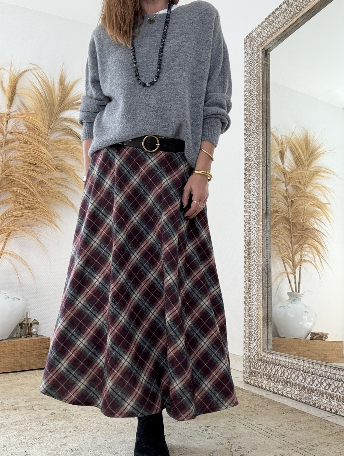 Élégance écossaise et charme bohème chic La jupe ANNA Johanna Paris séduit par son allure raffinée et naturelle. Confectionnée dans un tissu écossais Bordeaux, elle capture l’esprit bohème chic dans toute sa splendeur. Ses tons chauds et lumineux apportent caractère et douceur à chaque silhouette. Grâce à sa matière fluide, cette jupe suit le mouvement du corps avec légèreté et élégance. Son toucher laineux procure immédiatement une sensation de confort et de douceur. Aussi agréable qu’une laine légère, le tissu reste respirant et souple. La composition équilibrée en 80 % coton et 20 % polyester assure une tenue impeccable, même après lavage. Elle se porte facilement toute la journée, sans perdre sa forme ni son éclat. Une coupe féminine et confortable La taille élastique s’ajuste naturellement pour un maintien souple et agréable. Cette finition discrète sublime la taille sans la comprimer. La coupe longue, qui descend jusqu’à la cheville, allonge la silhouette et crée un effet élancé. Grâce à sa fluidité, la jupe ANNA épouse les formes sans les marquer, pour un tombé féminin et gracieux. De plus, sa taille unique (36 à 40) la rend facile à porter par de nombreuses morphologies. Polyvalente et élégante, elle s’adapte à tous les styles. Associée à une chemise fluide ou à un pull doux, elle compose un look bohème chic parfait pour l’automne et l’hiver. Une pièce phare de l’esprit Les Marques de Lilo La jupe ANNA s’accorde merveilleusement avec les teintes naturelles et les matières douces. Portez-la, par exemple, avec la chemise Namasté à carreaux Bordeaux ou la veste Lénaïc pour une allure harmonieuse. Elle incarne la philosophie de Les Marques de Lilo : une mode féminine, fluide et authentique, où chaque détail compte. Cette jupe longue écossaise devient rapidement une pièce essentielle du dressing bohème chic. À la fois douce, légère et pleine de caractère, elle conjugue confort, élégance et simplicité naturelle.