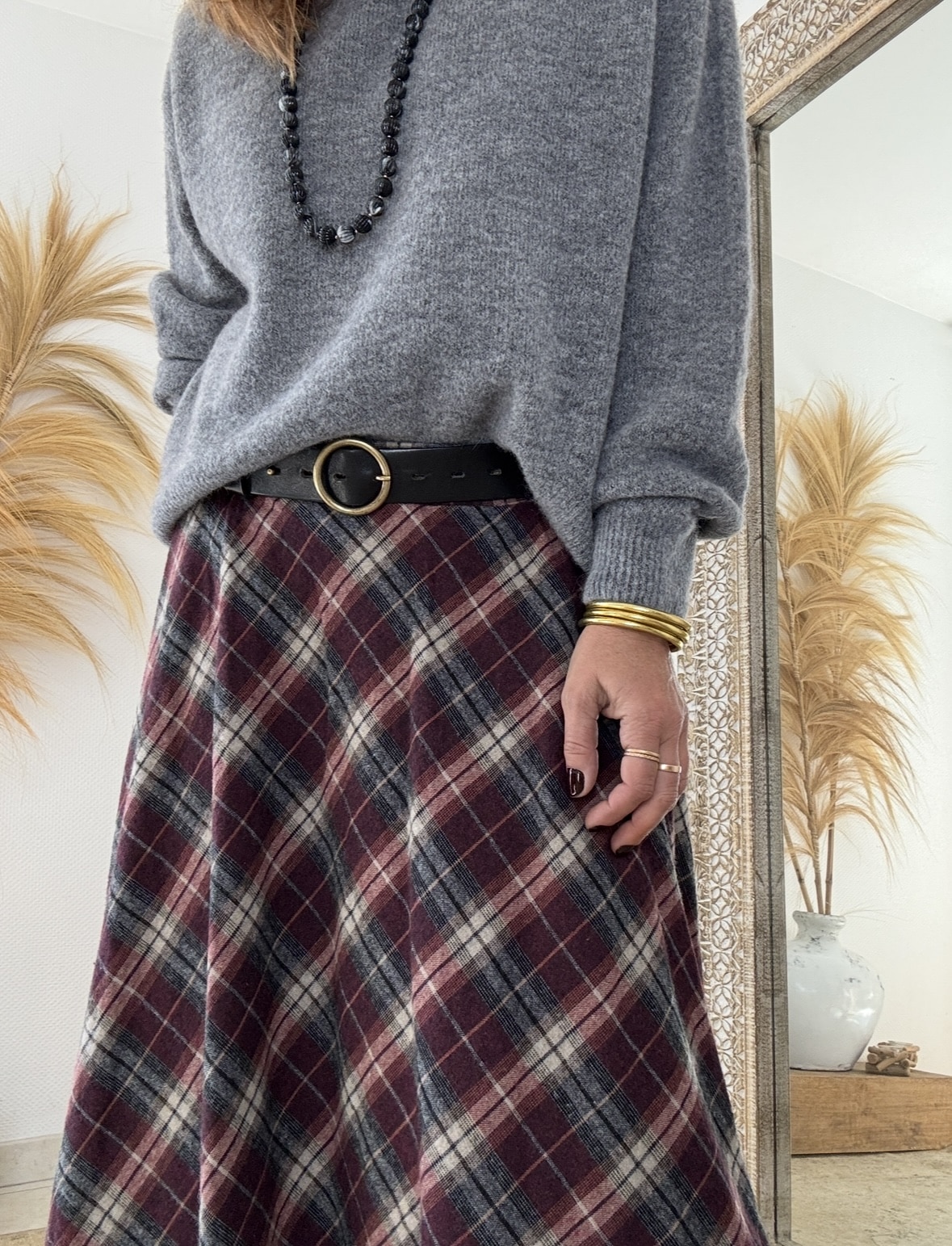 Élégance écossaise et charme bohème chic La jupe ANNA Johanna Paris séduit par son allure raffinée et naturelle. Confectionnée dans un tissu écossais Bordeaux, elle capture l’esprit bohème chic dans toute sa splendeur. Ses tons chauds et lumineux apportent caractère et douceur à chaque silhouette. Grâce à sa matière fluide, cette jupe suit le mouvement du corps avec légèreté et élégance. Son toucher laineux procure immédiatement une sensation de confort et de douceur. Aussi agréable qu’une laine légère, le tissu reste respirant et souple. La composition équilibrée en 80 % coton et 20 % polyester assure une tenue impeccable, même après lavage. Elle se porte facilement toute la journée, sans perdre sa forme ni son éclat. Une coupe féminine et confortable La taille élastique s’ajuste naturellement pour un maintien souple et agréable. Cette finition discrète sublime la taille sans la comprimer. La coupe longue, qui descend jusqu’à la cheville, allonge la silhouette et crée un effet élancé. Grâce à sa fluidité, la jupe ANNA épouse les formes sans les marquer, pour un tombé féminin et gracieux. De plus, sa taille unique (36 à 40) la rend facile à porter par de nombreuses morphologies. Polyvalente et élégante, elle s’adapte à tous les styles. Associée à une chemise fluide ou à un pull doux, elle compose un look bohème chic parfait pour l’automne et l’hiver. Une pièce phare de l’esprit Les Marques de Lilo La jupe ANNA s’accorde merveilleusement avec les teintes naturelles et les matières douces. Portez-la, par exemple, avec la chemise Namasté à carreaux Bordeaux ou la veste Lénaïc pour une allure harmonieuse. Elle incarne la philosophie de Les Marques de Lilo : une mode féminine, fluide et authentique, où chaque détail compte. Cette jupe longue écossaise devient rapidement une pièce essentielle du dressing bohème chic. À la fois douce, légère et pleine de caractère, elle conjugue confort, élégance et simplicité naturelle.