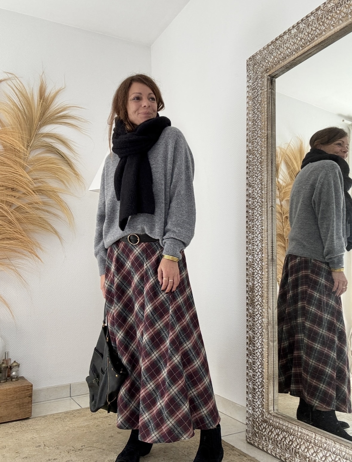 Élégance écossaise et charme bohème chic La jupe ANNA Johanna Paris séduit par son allure raffinée et naturelle. Confectionnée dans un tissu écossais Bordeaux, elle capture l’esprit bohème chic dans toute sa splendeur. Ses tons chauds et lumineux apportent caractère et douceur à chaque silhouette. Grâce à sa matière fluide, cette jupe suit le mouvement du corps avec légèreté et élégance. Son toucher laineux procure immédiatement une sensation de confort et de douceur. Aussi agréable qu’une laine légère, le tissu reste respirant et souple. La composition équilibrée en 80 % coton et 20 % polyester assure une tenue impeccable, même après lavage. Elle se porte facilement toute la journée, sans perdre sa forme ni son éclat. Une coupe féminine et confortable La taille élastique s’ajuste naturellement pour un maintien souple et agréable. Cette finition discrète sublime la taille sans la comprimer. La coupe longue, qui descend jusqu’à la cheville, allonge la silhouette et crée un effet élancé. Grâce à sa fluidité, la jupe ANNA épouse les formes sans les marquer, pour un tombé féminin et gracieux. De plus, sa taille unique (36 à 40) la rend facile à porter par de nombreuses morphologies. Polyvalente et élégante, elle s’adapte à tous les styles. Associée à une chemise fluide ou à un pull doux, elle compose un look bohème chic parfait pour l’automne et l’hiver. Une pièce phare de l’esprit Les Marques de Lilo La jupe ANNA s’accorde merveilleusement avec les teintes naturelles et les matières douces. Portez-la, par exemple, avec la chemise Namasté à carreaux Bordeaux ou la veste Lénaïc pour une allure harmonieuse. Elle incarne la philosophie de Les Marques de Lilo : une mode féminine, fluide et authentique, où chaque détail compte. Cette jupe longue écossaise devient rapidement une pièce essentielle du dressing bohème chic. À la fois douce, légère et pleine de caractère, elle conjugue confort, élégance et simplicité naturelle.