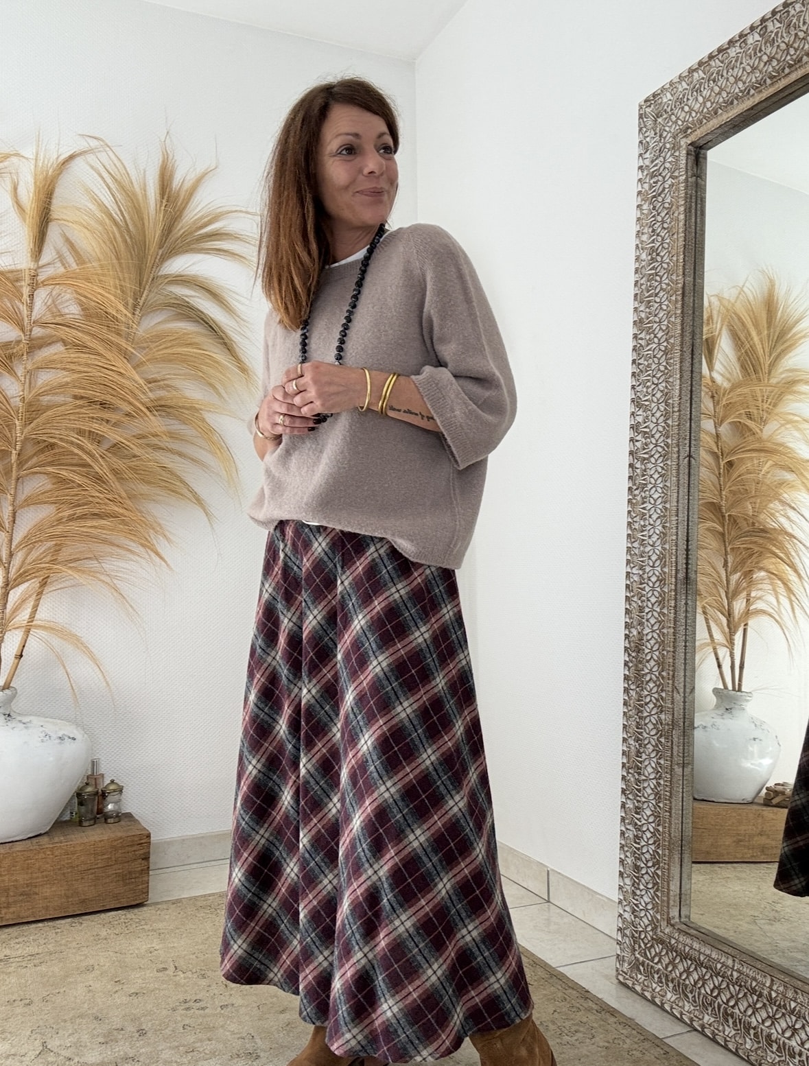 Élégance écossaise et charme bohème chic La jupe ANNA Johanna Paris séduit par son allure raffinée et naturelle. Confectionnée dans un tissu écossais Bordeaux, elle capture l’esprit bohème chic dans toute sa splendeur. Ses tons chauds et lumineux apportent caractère et douceur à chaque silhouette. Grâce à sa matière fluide, cette jupe suit le mouvement du corps avec légèreté et élégance. Son toucher laineux procure immédiatement une sensation de confort et de douceur. Aussi agréable qu’une laine légère, le tissu reste respirant et souple. La composition équilibrée en 80 % coton et 20 % polyester assure une tenue impeccable, même après lavage. Elle se porte facilement toute la journée, sans perdre sa forme ni son éclat. Une coupe féminine et confortable La taille élastique s’ajuste naturellement pour un maintien souple et agréable. Cette finition discrète sublime la taille sans la comprimer. La coupe longue, qui descend jusqu’à la cheville, allonge la silhouette et crée un effet élancé. Grâce à sa fluidité, la jupe ANNA épouse les formes sans les marquer, pour un tombé féminin et gracieux. De plus, sa taille unique (36 à 40) la rend facile à porter par de nombreuses morphologies. Polyvalente et élégante, elle s’adapte à tous les styles. Associée à une chemise fluide ou à un pull doux, elle compose un look bohème chic parfait pour l’automne et l’hiver. Une pièce phare de l’esprit Les Marques de Lilo La jupe ANNA s’accorde merveilleusement avec les teintes naturelles et les matières douces. Portez-la, par exemple, avec la chemise Namasté à carreaux Bordeaux ou la veste Lénaïc pour une allure harmonieuse. Elle incarne la philosophie de Les Marques de Lilo : une mode féminine, fluide et authentique, où chaque détail compte. Cette jupe longue écossaise devient rapidement une pièce essentielle du dressing bohème chic. À la fois douce, légère et pleine de caractère, elle conjugue confort, élégance et simplicité naturelle.