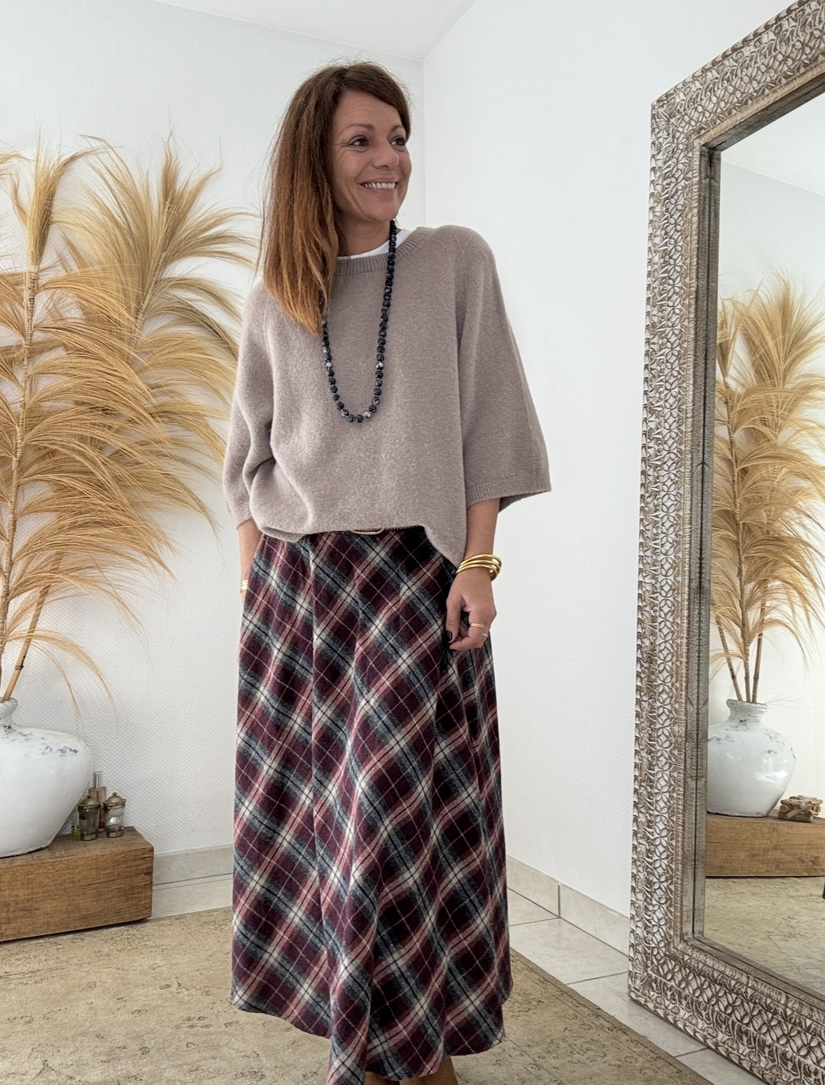 Élégance écossaise et charme bohème chic La jupe ANNA Johanna Paris séduit par son allure raffinée et naturelle. Confectionnée dans un tissu écossais Bordeaux, elle capture l’esprit bohème chic dans toute sa splendeur. Ses tons chauds et lumineux apportent caractère et douceur à chaque silhouette. Grâce à sa matière fluide, cette jupe suit le mouvement du corps avec légèreté et élégance. Son toucher laineux procure immédiatement une sensation de confort et de douceur. Aussi agréable qu’une laine légère, le tissu reste respirant et souple. La composition équilibrée en 80 % coton et 20 % polyester assure une tenue impeccable, même après lavage. Elle se porte facilement toute la journée, sans perdre sa forme ni son éclat. Une coupe féminine et confortable La taille élastique s’ajuste naturellement pour un maintien souple et agréable. Cette finition discrète sublime la taille sans la comprimer. La coupe longue, qui descend jusqu’à la cheville, allonge la silhouette et crée un effet élancé. Grâce à sa fluidité, la jupe ANNA épouse les formes sans les marquer, pour un tombé féminin et gracieux. De plus, sa taille unique (36 à 40) la rend facile à porter par de nombreuses morphologies. Polyvalente et élégante, elle s’adapte à tous les styles. Associée à une chemise fluide ou à un pull doux, elle compose un look bohème chic parfait pour l’automne et l’hiver. Une pièce phare de l’esprit Les Marques de Lilo La jupe ANNA s’accorde merveilleusement avec les teintes naturelles et les matières douces. Portez-la, par exemple, avec la chemise Namasté à carreaux Bordeaux ou la veste Lénaïc pour une allure harmonieuse. Elle incarne la philosophie de Les Marques de Lilo : une mode féminine, fluide et authentique, où chaque détail compte. Cette jupe longue écossaise devient rapidement une pièce essentielle du dressing bohème chic. À la fois douce, légère et pleine de caractère, elle conjugue confort, élégance et simplicité naturelle.