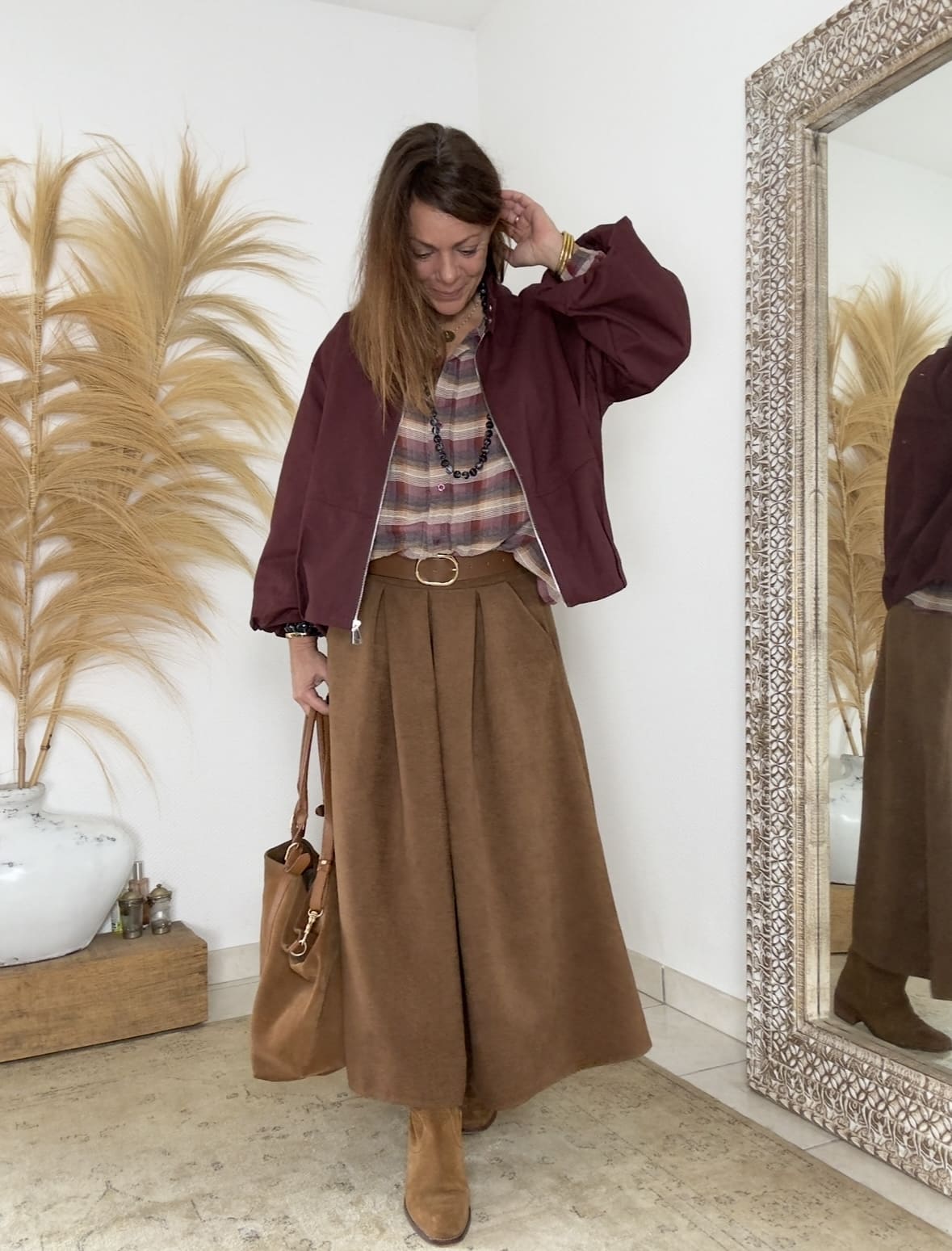 LENAÏC, la veste bordeaux au charme Intuition La veste LENAÏC de la marque Intuition séduit par son équilibre entre confort et élégance. Sa couleur bordeaux profonde attire le regard et valorise le teint. Sa matière douce et fluide épouse la silhouette avec naturel. Entièrement doublée, elle assure un confort agréable et une tenue harmonieuse. Ainsi, LENAÏC devient une pièce incontournable de mi-saison. Une coupe boule plate, féminine et actuelle Sa forme boule plate ajoute du volume sans épaissir la ligne. La silhouette reste souple, moderne et légèrement arrondie. La taille unique convient du 36 au 40 selon le rendu souhaité. De plus, le tombé fluide apporte légèreté et féminité. Cette veste s’adapte aussi bien à un style urbain qu’à une allure bohème. Des détails qui font la différence La fermeture zippée est pratique et élégante. Le bouton du col montant ajoute une touche chic et contemporaine. Les manches, plus longues que trois quarts, libèrent joliment le poignet. Les finitions discrètes témoignent d’un vrai soin de confection. Enfin, la doublure intégrale garantit une structure stable et douce. Un style fluide et des associations parfaites Le coloris bordeaux s’accorde naturellement avec les tons camel, écru ou beige. Cette teinte chaude met en valeur les peaux claires comme dorées. Portez LENAÏC sur un jean pour un look citadin élégant. Elle s’accorde aussi parfaitement avec la jupe Flora et la chemise Namasté, pour un ensemble féminin et harmonieux. Une matière douce et naturelle Confectionnée en 100% coton, LENAÏC allie confort et légèreté. La matière est respirante, agréable et résistante. Elle conserve sa souplesse tout au long de la journée. Ainsi, la veste accompagne chaque mouvement avec fluidité et aisance. En résumé La veste LENAÏC bordeaux Intuition allie modernité, douceur et confort. Sa coupe boule plate et son col montant créent une silhouette élégante. Entièrement doublée, elle s’associe à merveille avec la chemise Namasté et la jupe Flora. Un modèle intemporel et féminin, à adopter sans hésiter.