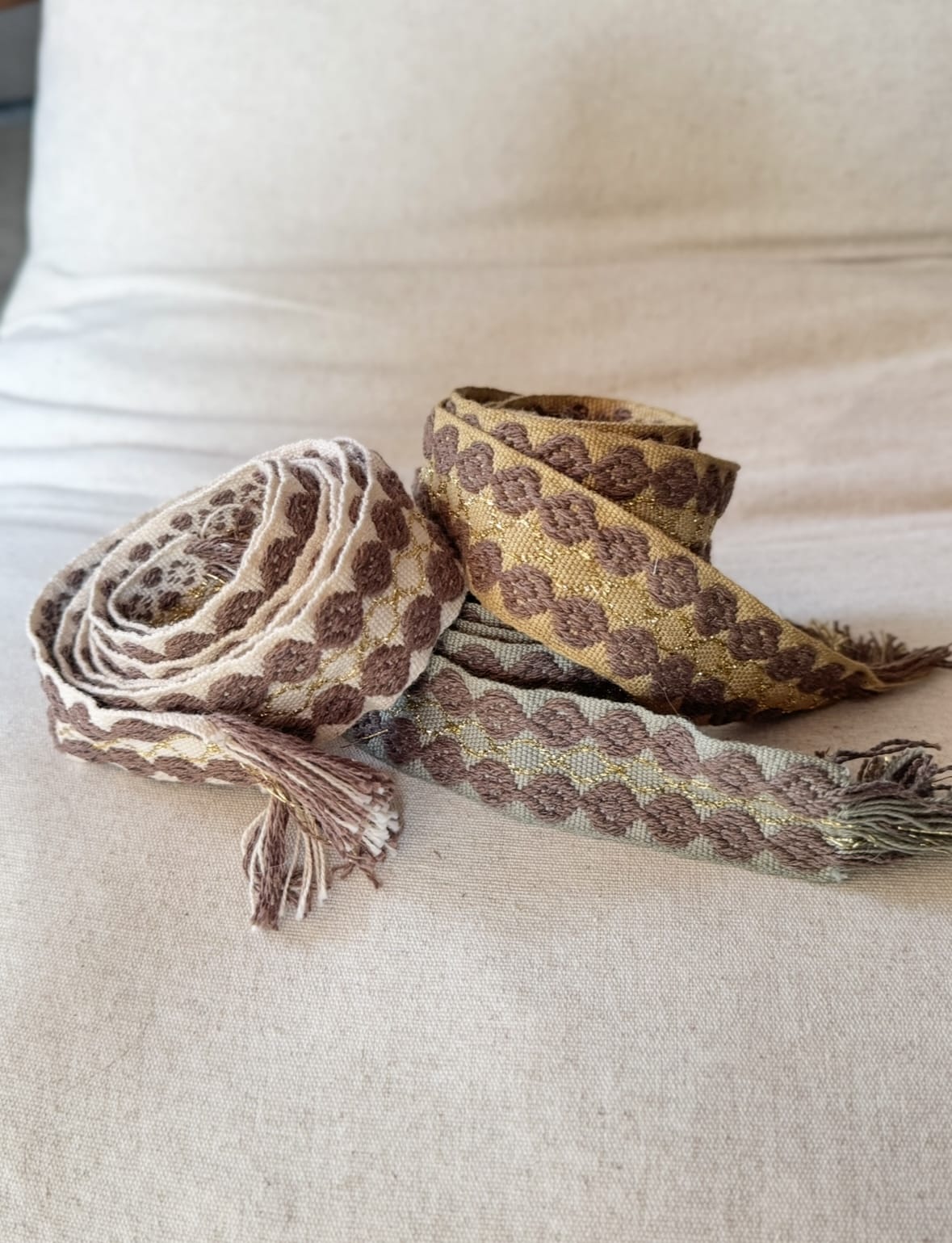 L’accessoire bohème chic par excellence La ceinture POLIG incarne l’élégance décontractée du style bohème chic. Confectionnée en coton doux, elle offre à la fois souplesse, texture et charme artisanal. Ses motifs ronds brodés couleur chocolat rappellent le travail soigné des pièces faites à la main. Le liseré doré apporte une touche de lumière et de féminité, idéale pour rehausser vos tenues. Grâce à sa matière naturelle, la ceinture POLIG reste agréable et facile à ajuster. Elle se noue simplement à la taille ou sur les hanches, selon votre style. Ses finitions à franges ajoutent un esprit libre et délicatement vintage. Chaque détail contribue à une allure féminine, naturelle et authentique. Trois coloris, trois ambiances La ceinture POLIG se décline en trois teintes élégantes et faciles à assortir : Beige : douce et lumineuse, parfaite sur une robe fluide ou une jupe claire. Kaki : naturelle et subtile, idéale pour des looks automnaux et raffinés. Camel : chaleureuse et intemporelle, un indispensable de la saison. Portée sur une robe vaporeuse, une jupe longue ou un pantalon fluide, elle structure la silhouette tout en conservant sa légèreté. Elle se noue selon vos envies : en simple tour pour un style épuré, ou en double pour un effet plus affirmé. Une signature Les Marques de Lilo La ceinture POLIG incarne parfaitement l’univers Les Marques de Lilo : un style féminin, doux et naturellement bohème. Légère, polyvalente et unique, elle complète avec grâce vos tenues du quotidien. Ses détails brodés et sa finition à franges en font un accessoire plein de caractère. Un simple nœud suffit pour souligner la taille et révéler toute votre allure bohème chic.