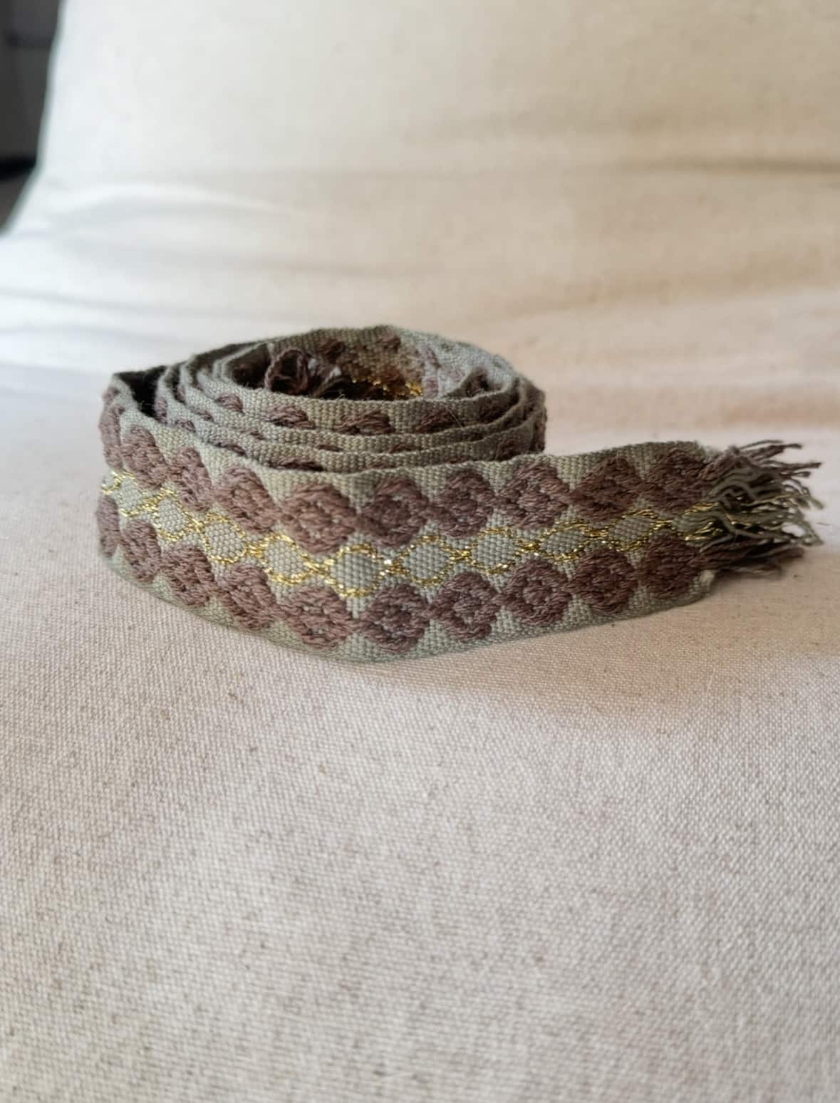 L’accessoire bohème chic par excellence La ceinture POLIG incarne l’élégance décontractée du style bohème chic. Confectionnée en coton doux, elle offre à la fois souplesse, texture et charme artisanal. Ses motifs ronds brodés couleur chocolat rappellent le travail soigné des pièces faites à la main. Le liseré doré apporte une touche de lumière et de féminité, idéale pour rehausser vos tenues. Grâce à sa matière naturelle, la ceinture POLIG reste agréable et facile à ajuster. Elle se noue simplement à la taille ou sur les hanches, selon votre style. Ses finitions à franges ajoutent un esprit libre et délicatement vintage. Chaque détail contribue à une allure féminine, naturelle et authentique. Trois coloris, trois ambiances La ceinture POLIG se décline en trois teintes élégantes et faciles à assortir : Beige : douce et lumineuse, parfaite sur une robe fluide ou une jupe claire. Kaki : naturelle et subtile, idéale pour des looks automnaux et raffinés. Camel : chaleureuse et intemporelle, un indispensable de la saison. Portée sur une robe vaporeuse, une jupe longue ou un pantalon fluide, elle structure la silhouette tout en conservant sa légèreté. Elle se noue selon vos envies : en simple tour pour un style épuré, ou en double pour un effet plus affirmé. Une signature Les Marques de Lilo La ceinture POLIG incarne parfaitement l’univers Les Marques de Lilo : un style féminin, doux et naturellement bohème. Légère, polyvalente et unique, elle complète avec grâce vos tenues du quotidien. Ses détails brodés et sa finition à franges en font un accessoire plein de caractère. Un simple nœud suffit pour souligner la taille et révéler toute votre allure bohème chic.